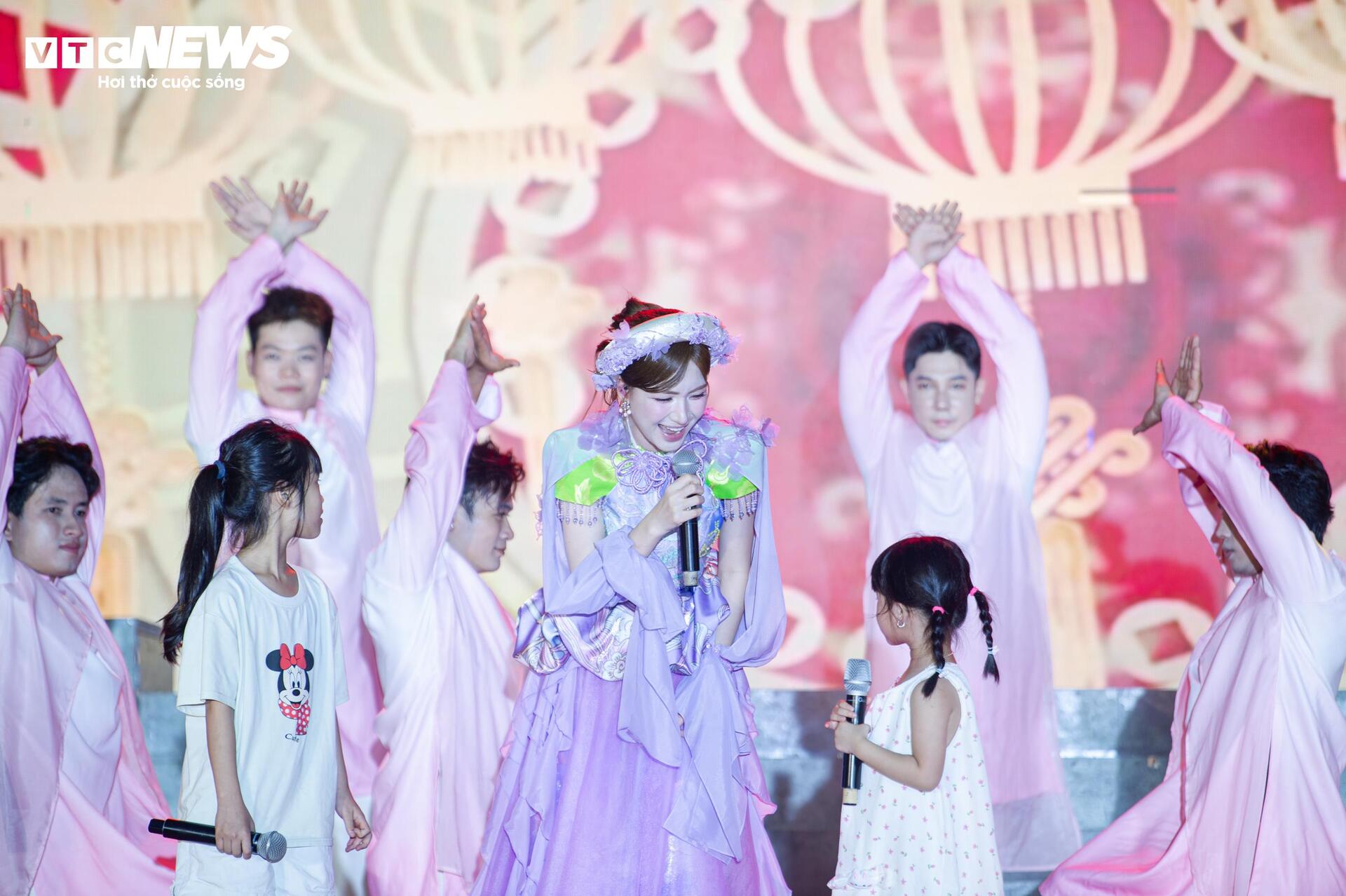 Hòa Minzy 'đốt cháy' sân khấu khai hội vùng Dâu - 6