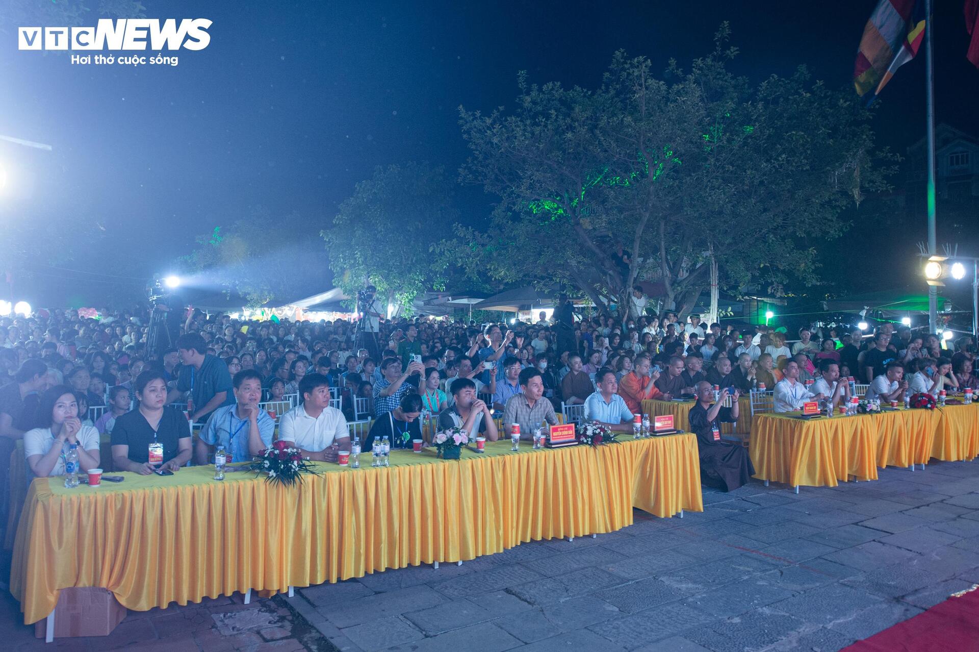 Hòa Minzy 'đốt cháy' sân khấu khai hội vùng Dâu - 11