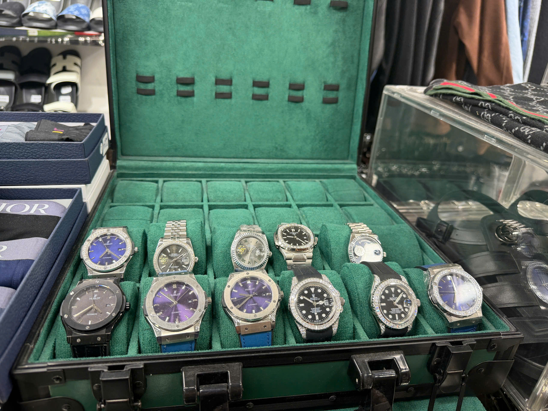 Khởi tố vợ chồng chủ cửa hàng Chí Phát Luxury kinh doanh hàng giả Gucci, Rolex, Dior - 2
