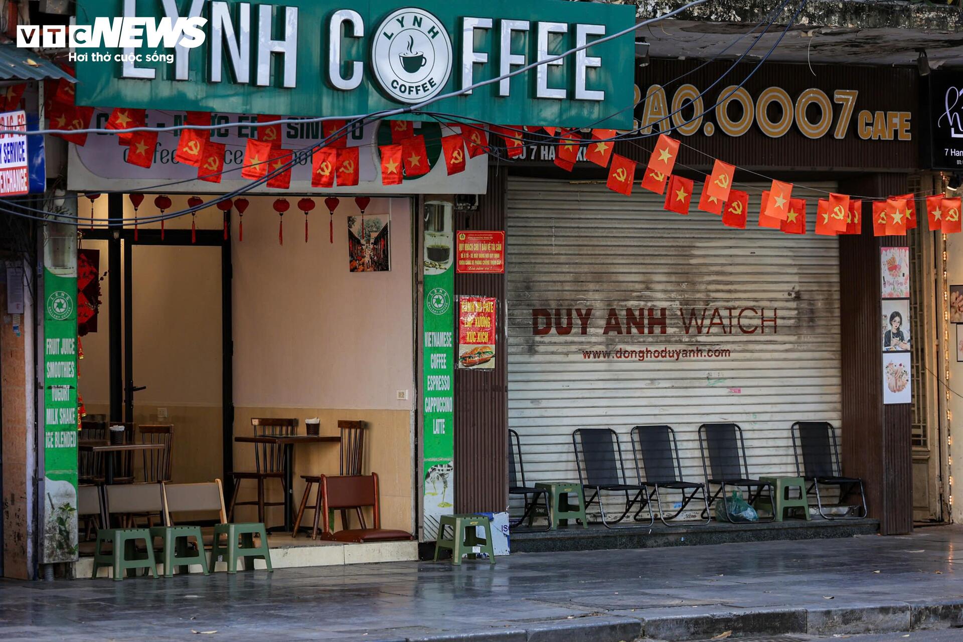 Hà Nội nắng 'đổ lửa' hơn 40°C, phố đi bộ Hồ Gươm vắng vẻ khác lạ ngày cuối tuần - 11