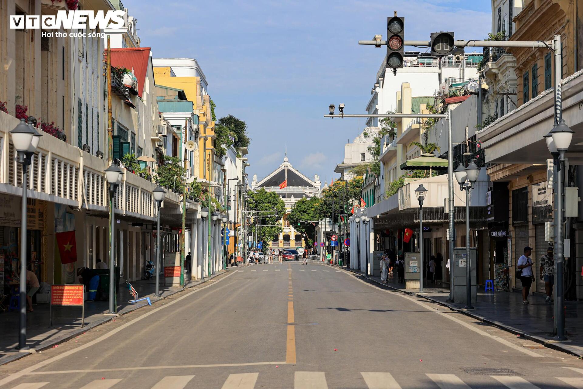 Hà Nội nắng 'đổ lửa' hơn 40°C, phố đi bộ Hồ Gươm vắng vẻ khác lạ ngày cuối tuần - 12