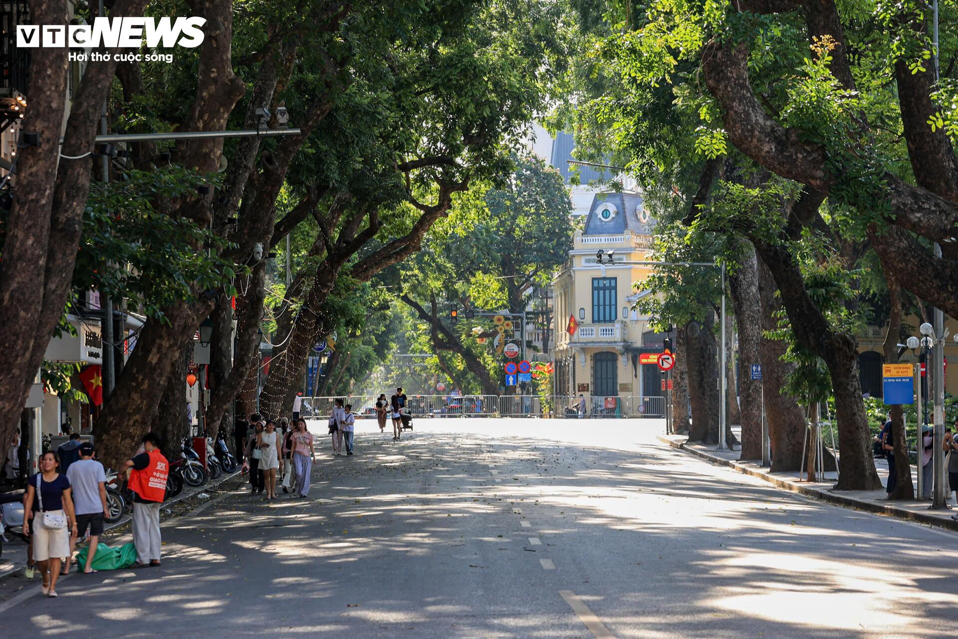 Hà Nội nắng 'đổ lửa' hơn 40°C, phố đi bộ Hồ Gươm vắng vẻ khác lạ ngày cuối tuần - 13
