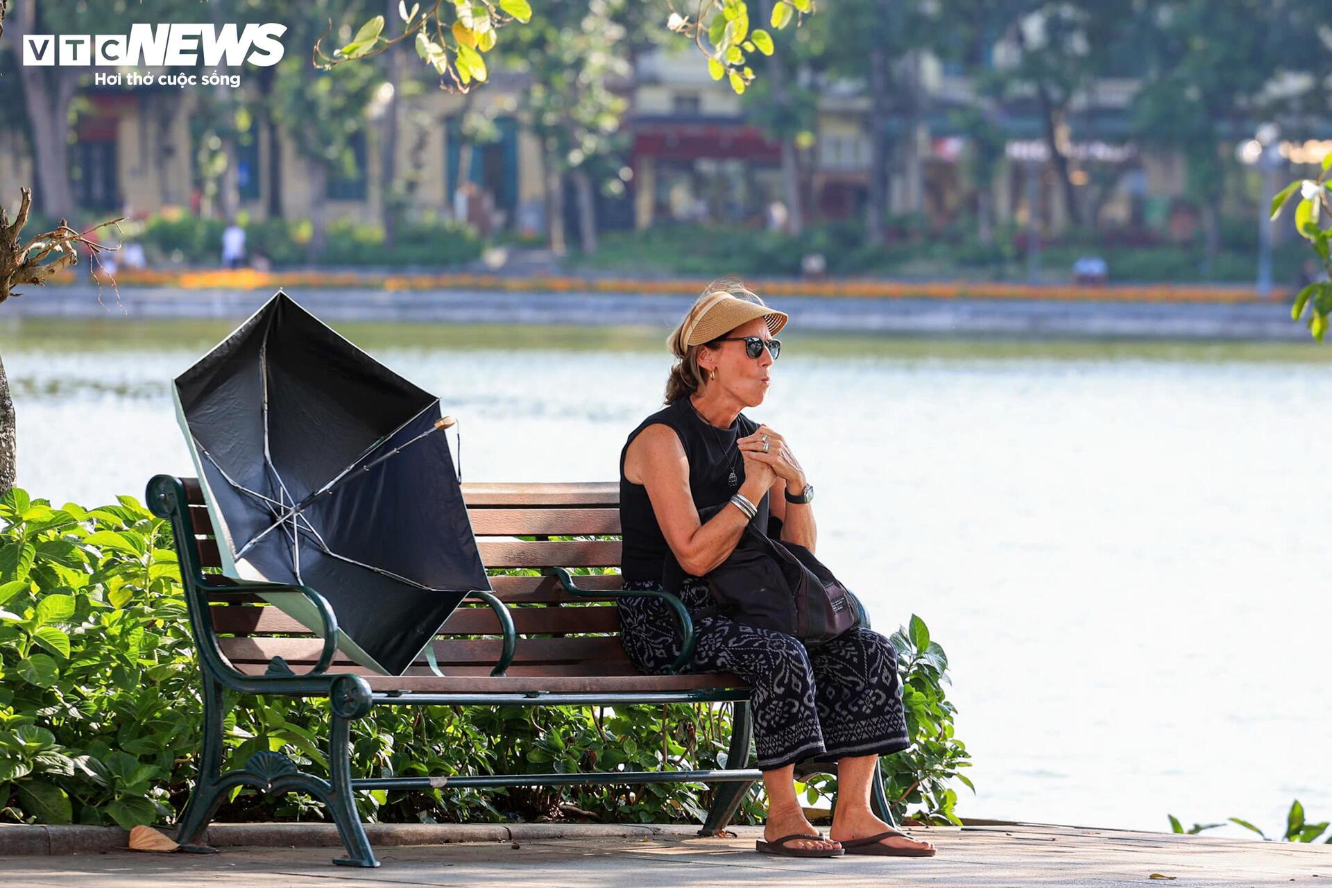 Hà Nội nắng 'đổ lửa' hơn 40°C, phố đi bộ Hồ Gươm vắng vẻ khác lạ ngày cuối tuần - 17