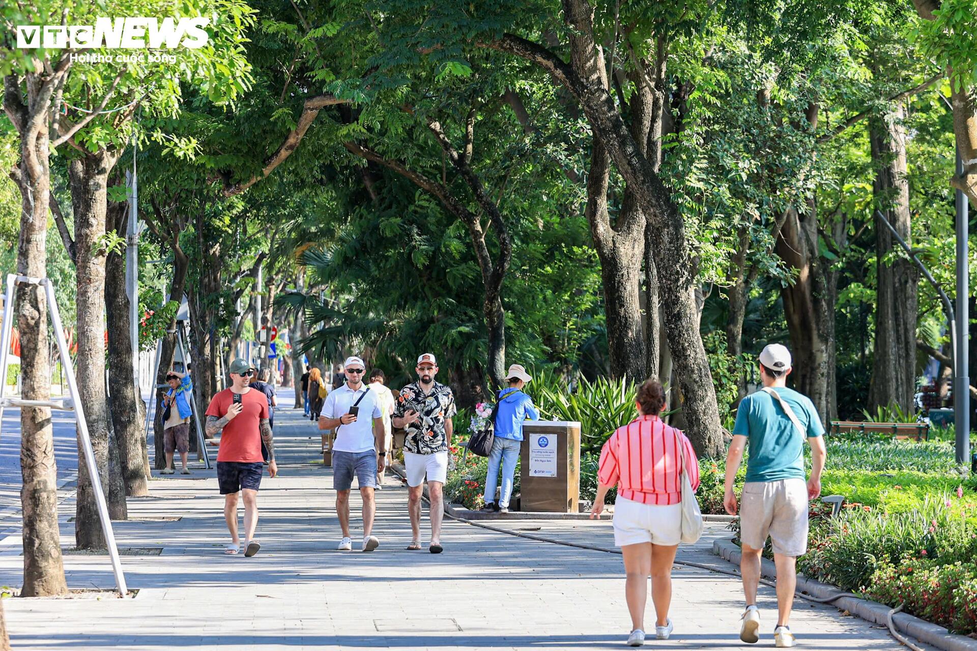 Hà Nội nắng 'đổ lửa' hơn 40°C, phố đi bộ Hồ Gươm vắng vẻ khác lạ ngày cuối tuần - 16