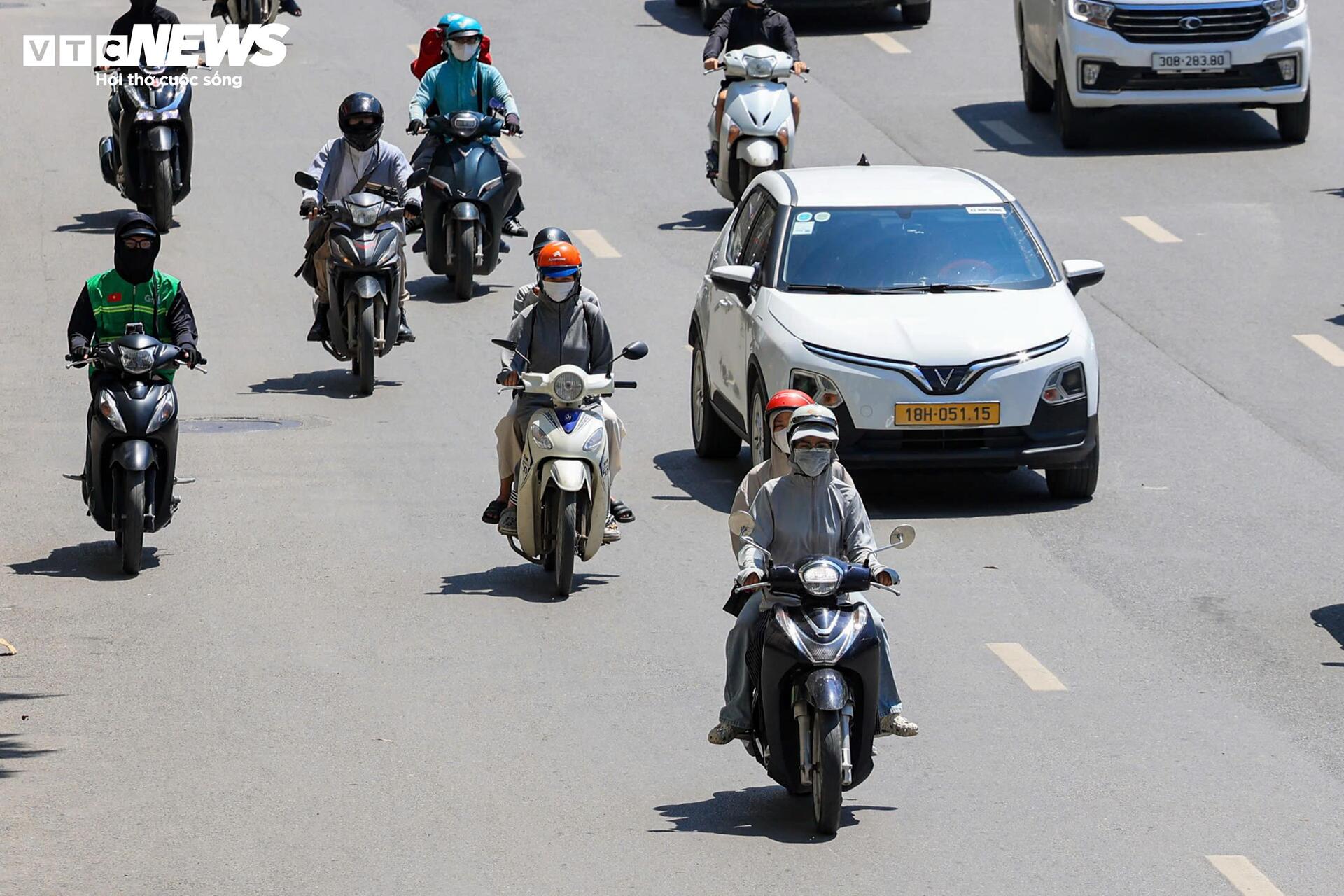 Hà Nội nắng 'đổ lửa' hơn 40°C, phố đi bộ Hồ Gươm vắng vẻ khác lạ ngày cuối tuần - 19
