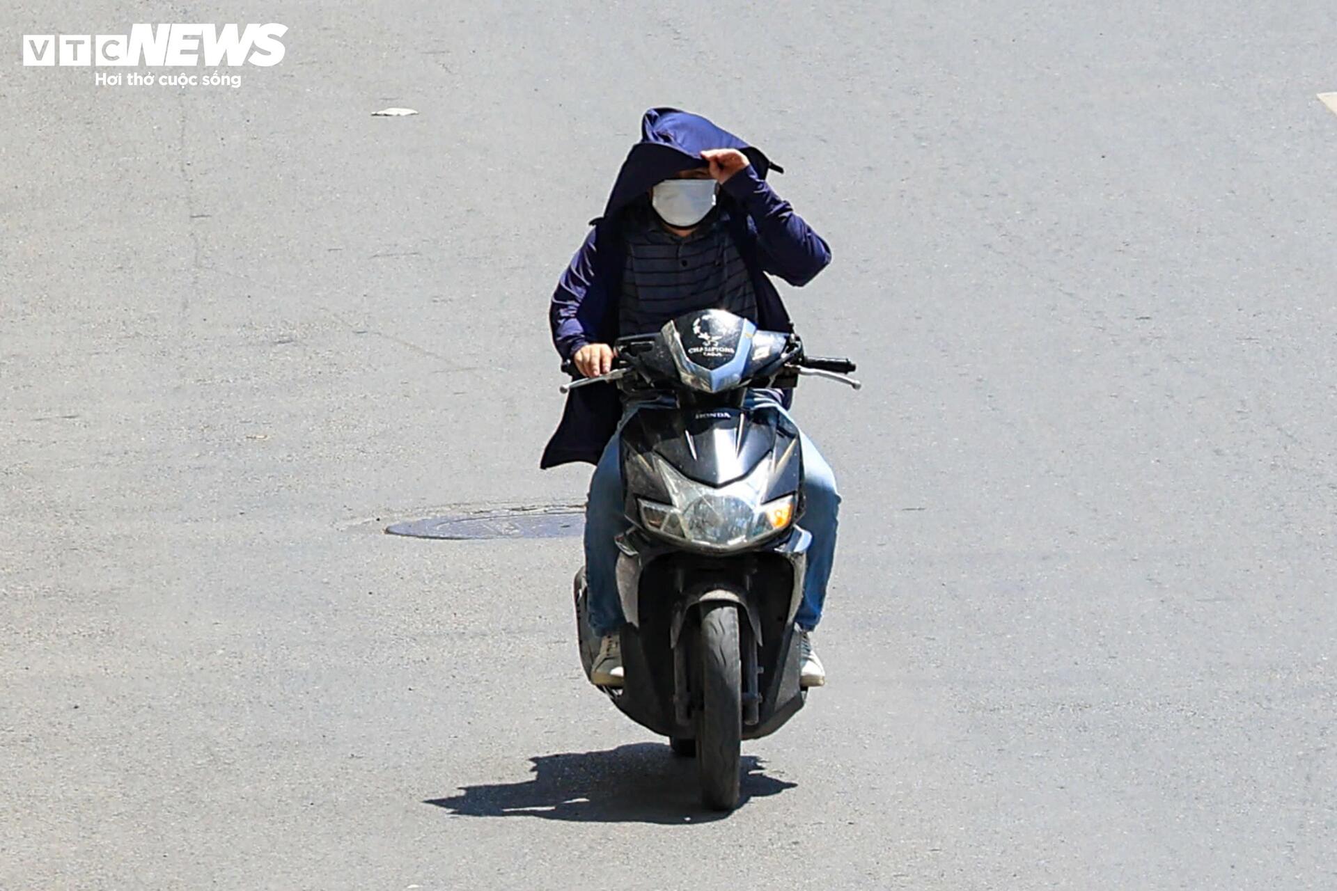 Hà Nội nắng 'đổ lửa' hơn 40°C, phố đi bộ Hồ Gươm vắng vẻ khác lạ ngày cuối tuần - 18