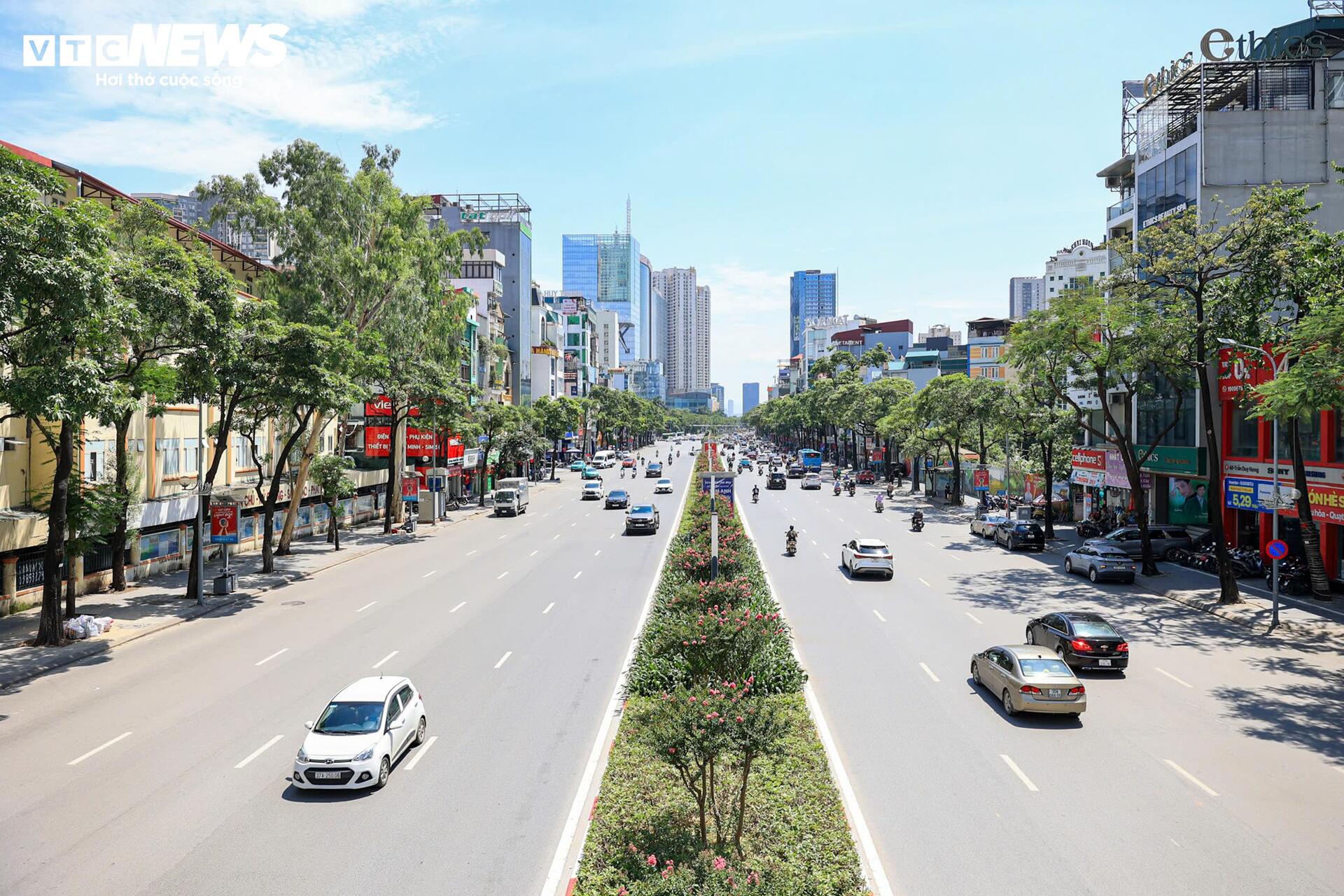 Hà Nội nắng 'đổ lửa' hơn 40°C, phố đi bộ Hồ Gươm vắng vẻ khác lạ ngày cuối tuần - 1