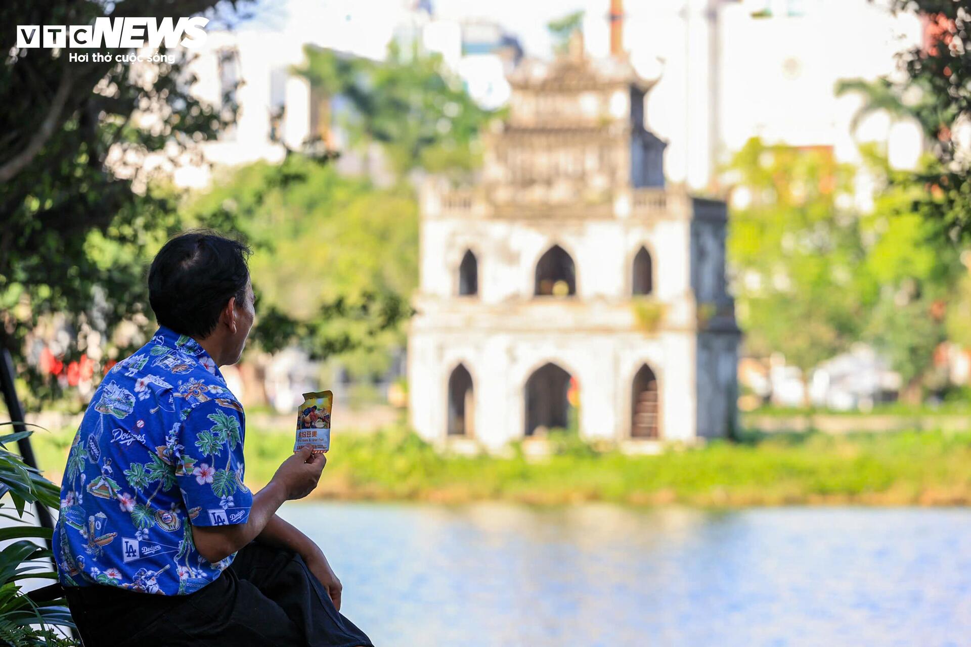 Hà Nội nắng 'đổ lửa' hơn 40°C, phố đi bộ Hồ Gươm vắng vẻ khác lạ ngày cuối tuần - 14