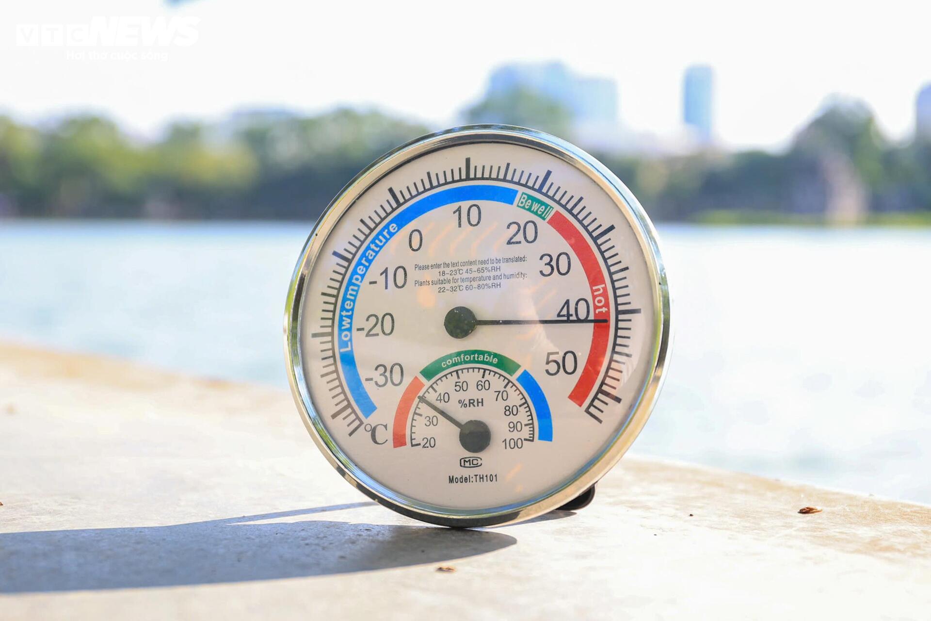 Hà Nội nắng 'đổ lửa' hơn 40°C, phố đi bộ Hồ Gươm vắng vẻ khác lạ ngày cuối tuần - 3