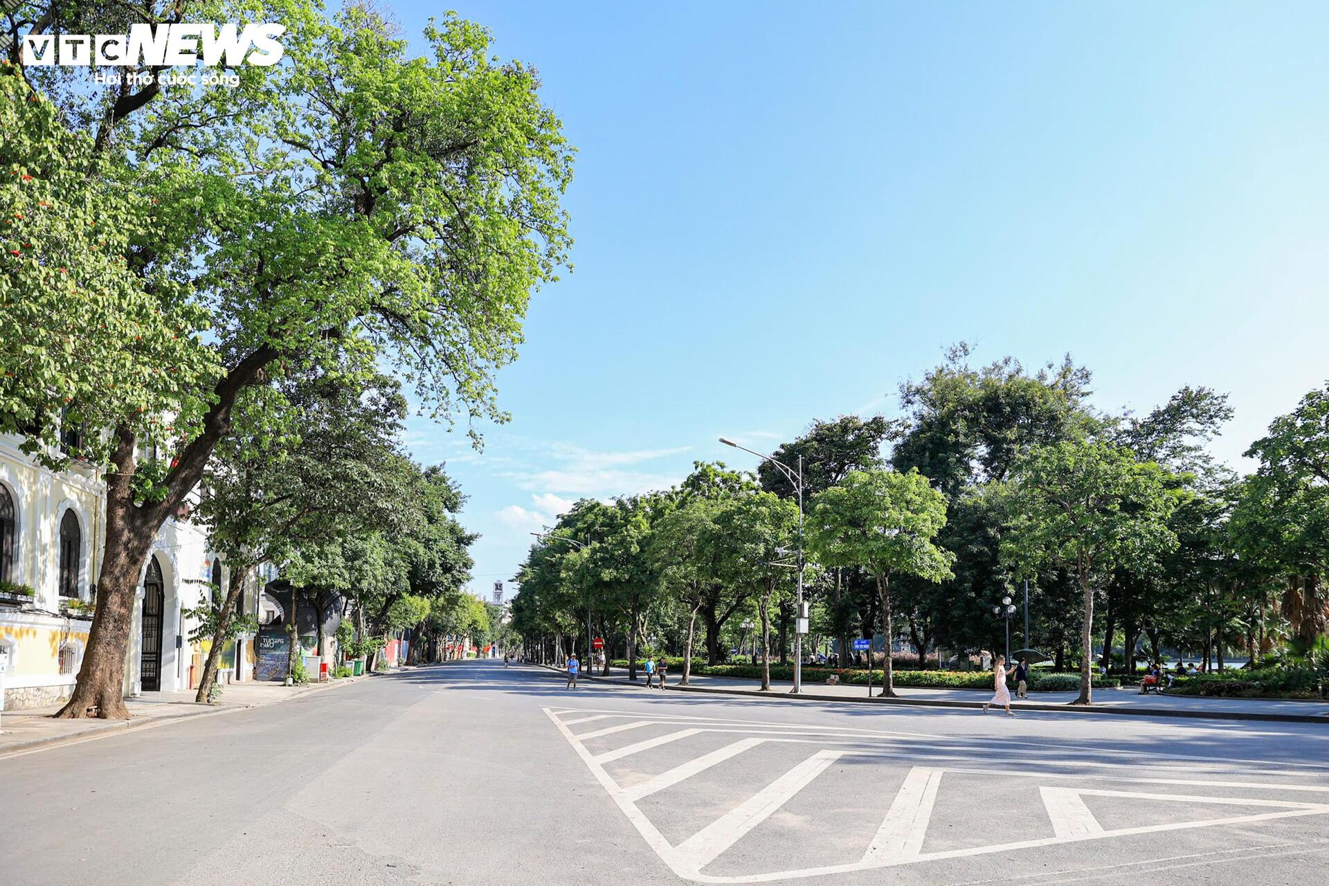 Hà Nội nắng 'đổ lửa' hơn 40°C, phố đi bộ Hồ Gươm vắng vẻ khác lạ ngày cuối tuần - 5