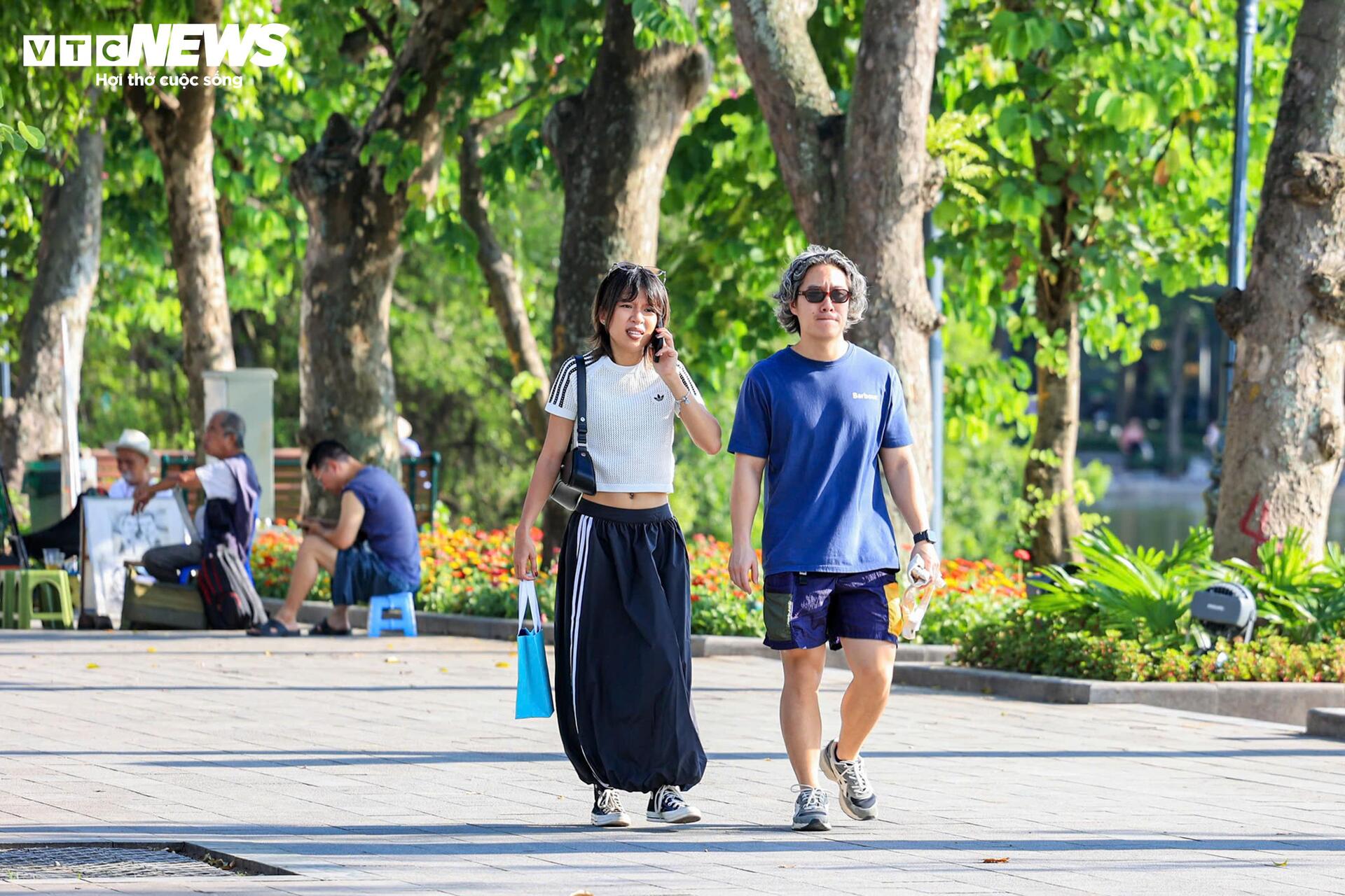 Hà Nội nắng 'đổ lửa' hơn 40°C, phố đi bộ Hồ Gươm vắng vẻ khác lạ ngày cuối tuần - 6