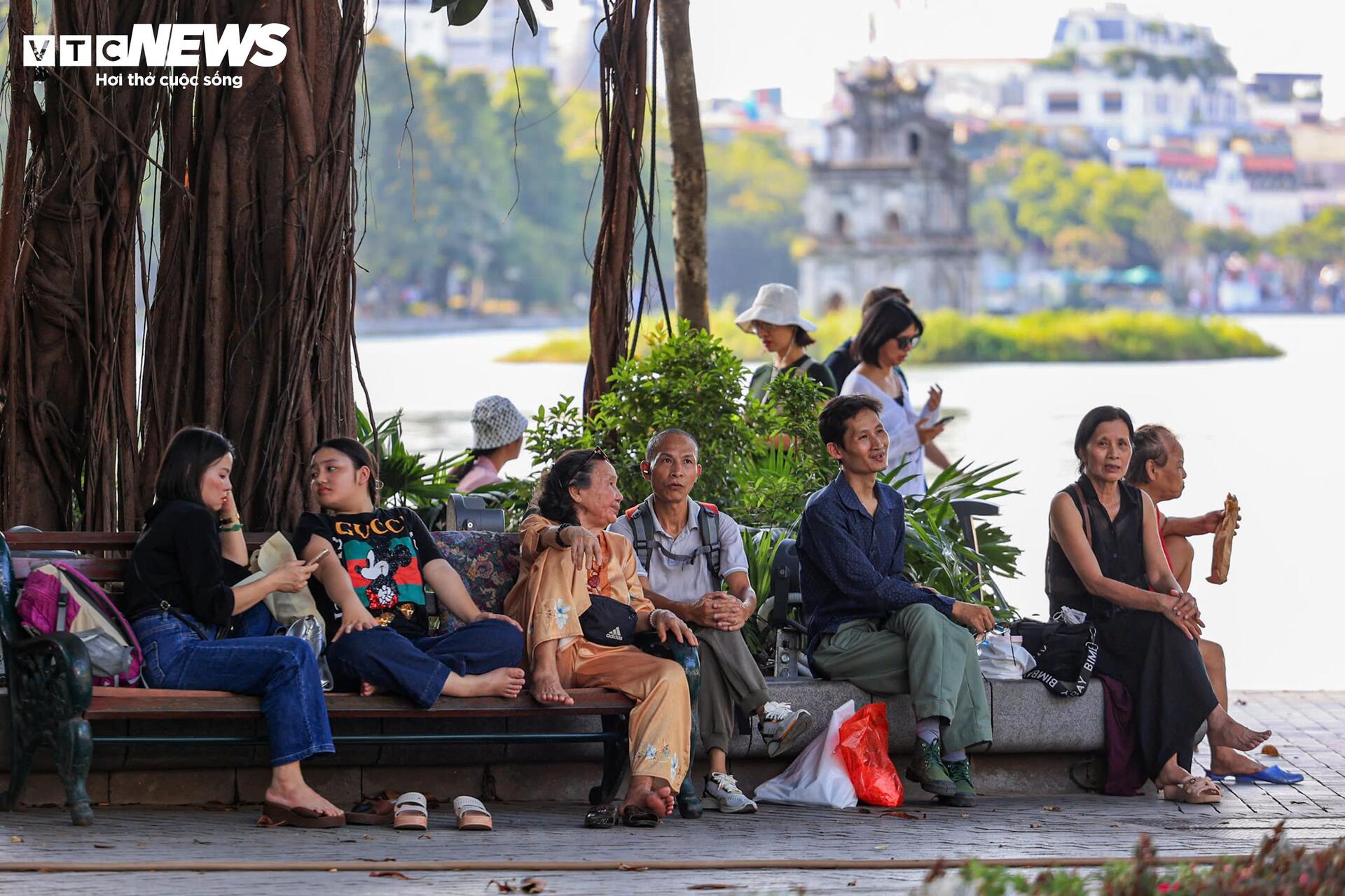 Hà Nội nắng 'đổ lửa' hơn 40°C, phố đi bộ Hồ Gươm vắng vẻ khác lạ ngày cuối tuần - 9