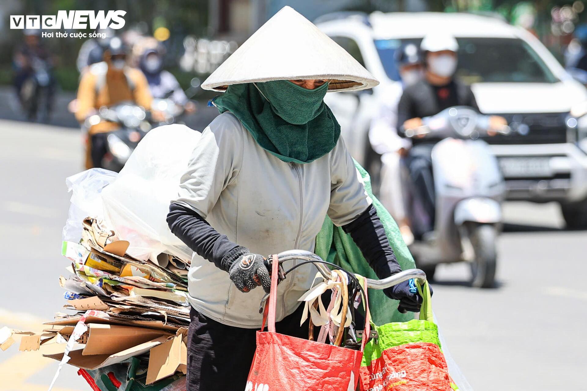 Ngoài đường hầm hập như lò nung, người Hà Nội kéo vào trung tâm thương mại tránh nóng - 5