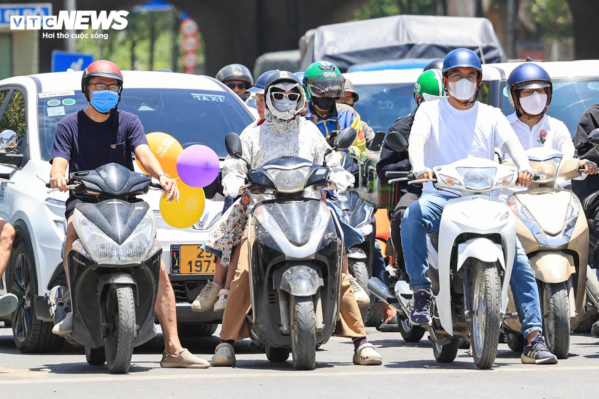 Ngoài đường hầm hập như lò nung, người Hà Nội kéo vào trung tâm thương mại tránh nóng - 3