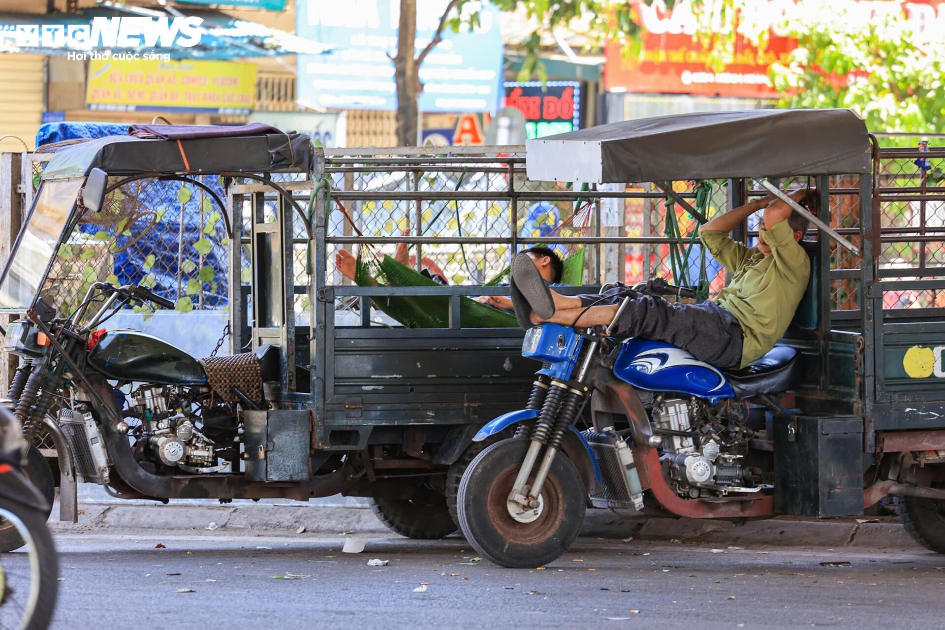 Ngoài đường hầm hập như lò nung, người Hà Nội kéo vào trung tâm thương mại tránh nóng - 11