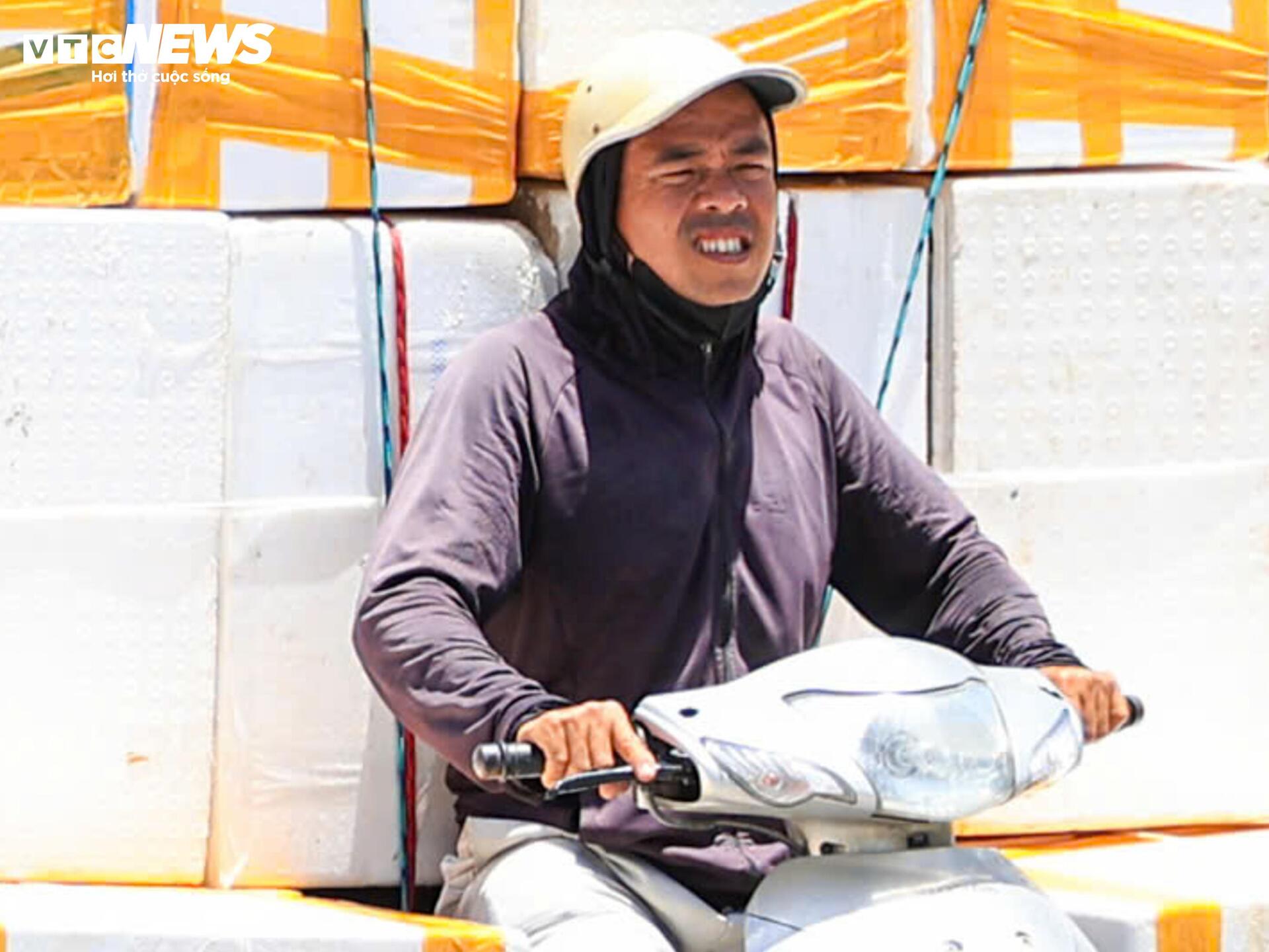 Ngoài đường hầm hập như lò nung, người Hà Nội kéo vào trung tâm thương mại tránh nóng - 12