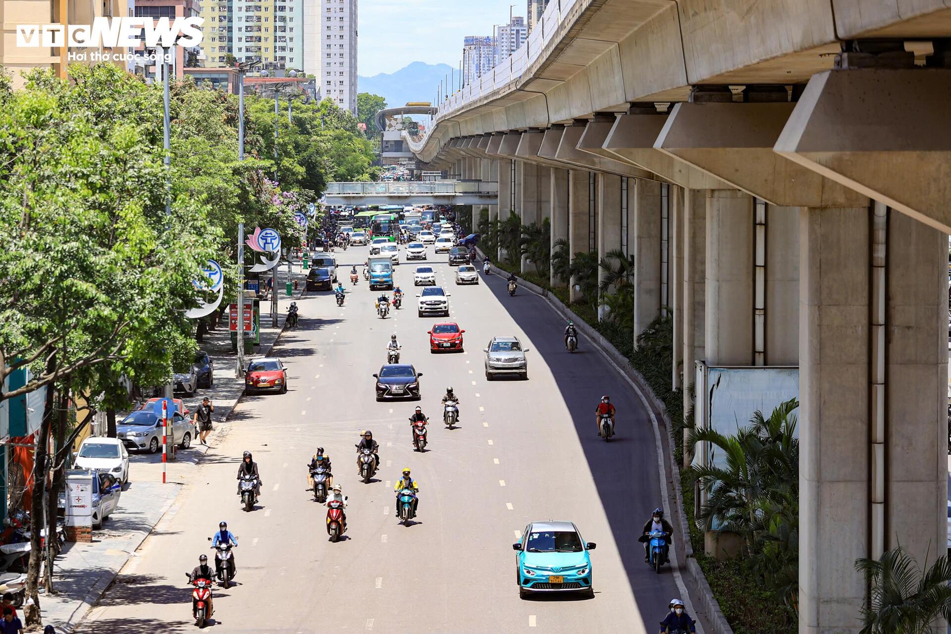 Ngoài đường hầm hập như lò nung, người Hà Nội kéo vào trung tâm thương mại tránh nóng - 13