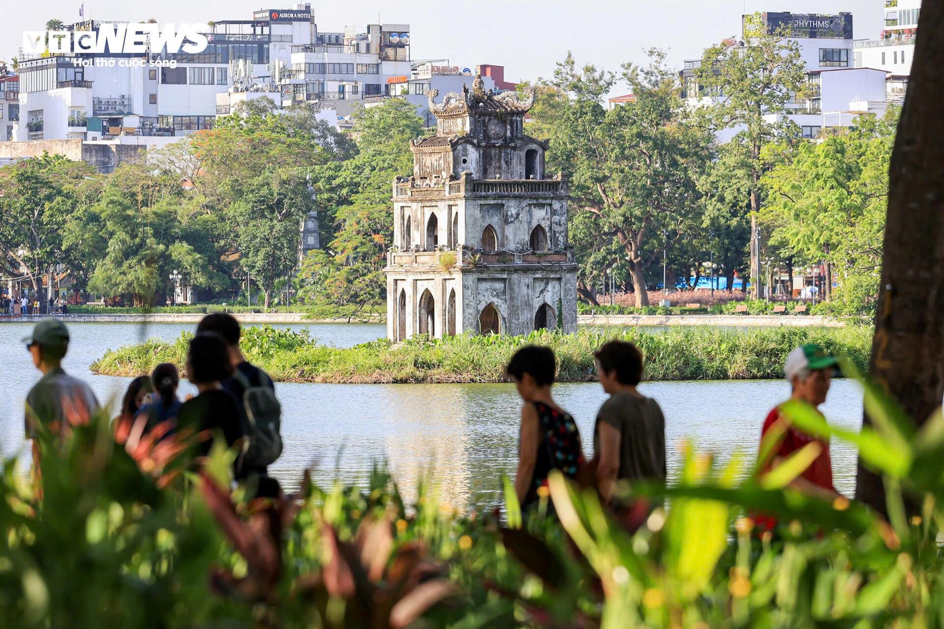 Ngoài đường hầm hập như lò nung, người Hà Nội kéo vào trung tâm thương mại tránh nóng - 1