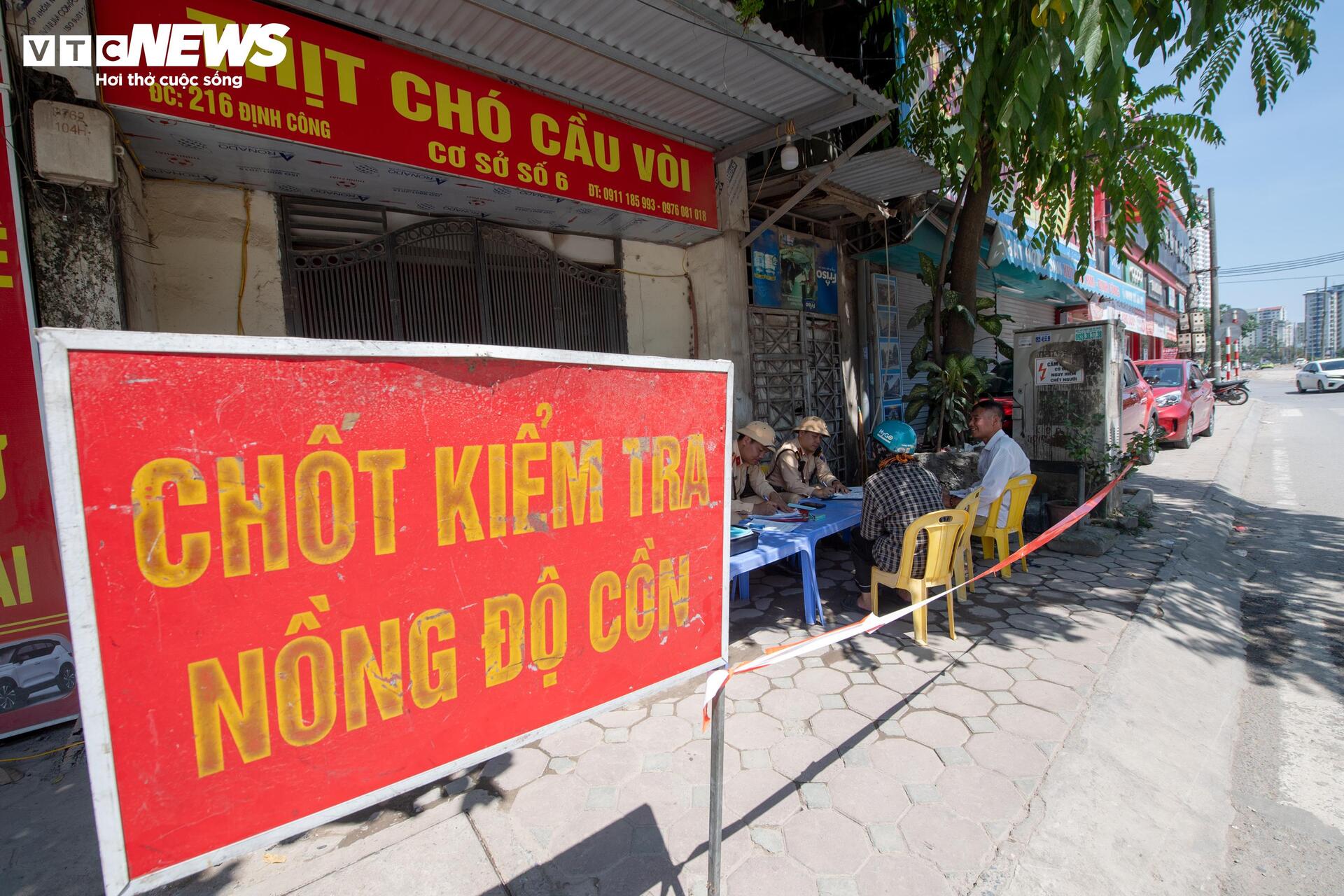 Uống vài cốc bia giải nhiệt, tài xế xe máy nhận trát phạt 9 triệu đồng - 2