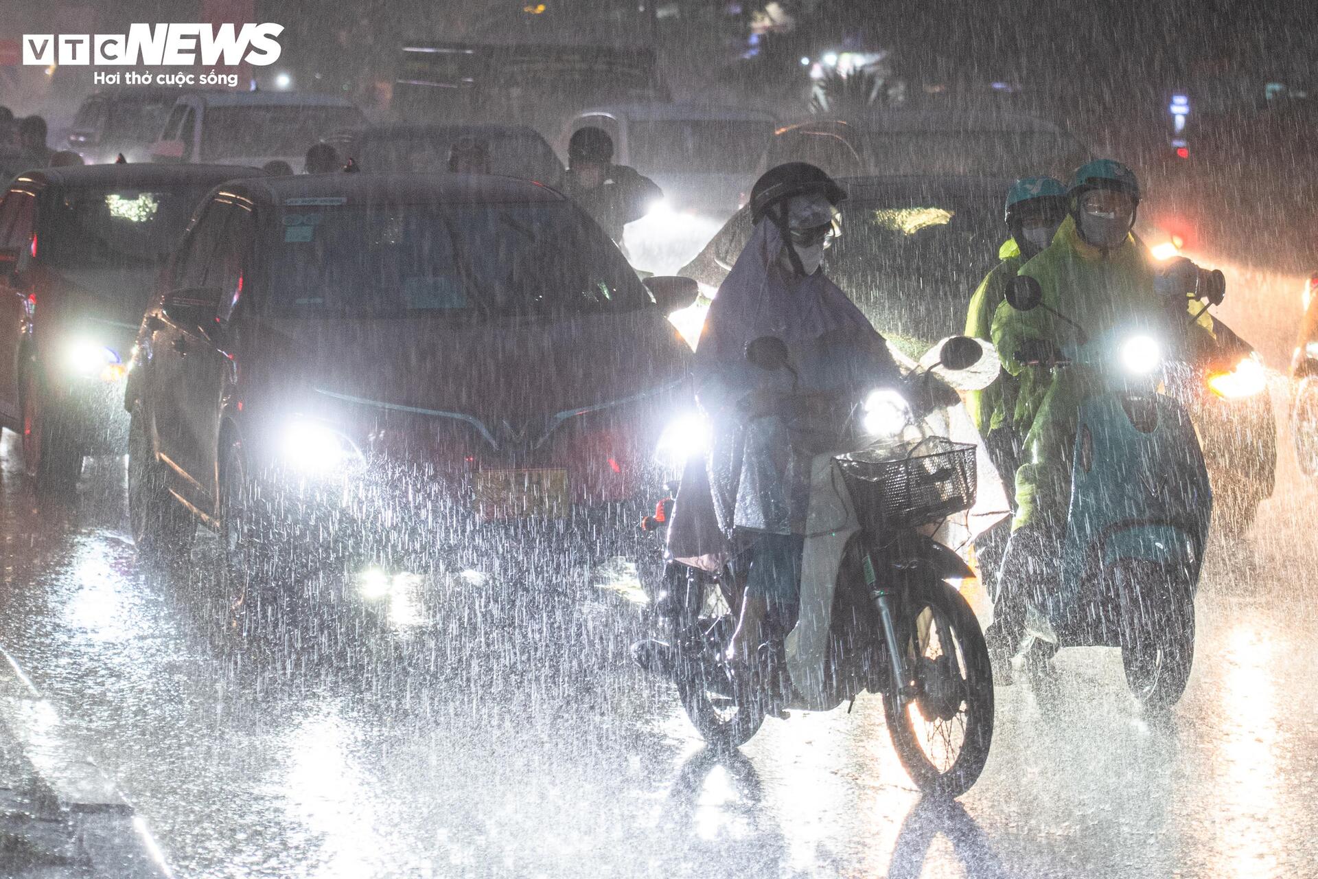 Hà Nội: Mưa trắng trời giờ tan tầm, người đi xe máy leo vỉa hè né ùn tắc - 12