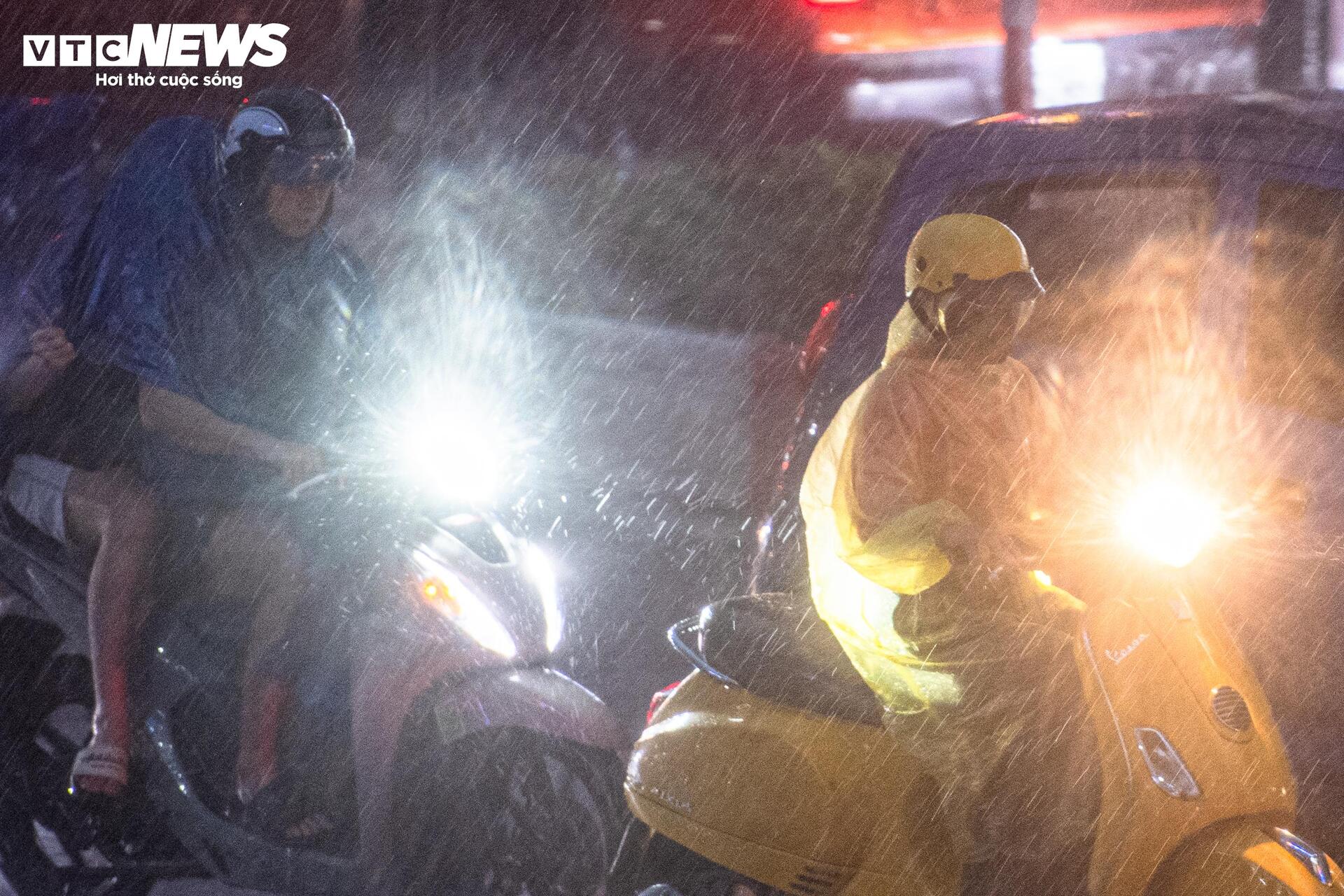 Hà Nội: Mưa trắng trời giờ tan tầm, người đi xe máy leo vỉa hè né ùn tắc - 9