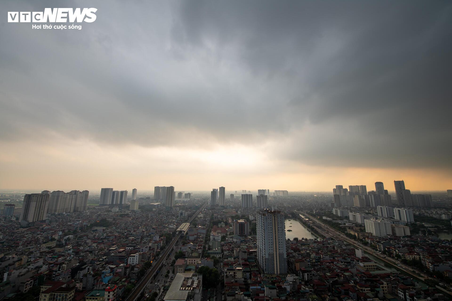 Hà Nội: Mưa trắng trời giờ tan tầm, người đi xe máy leo vỉa hè né ùn tắc - 1