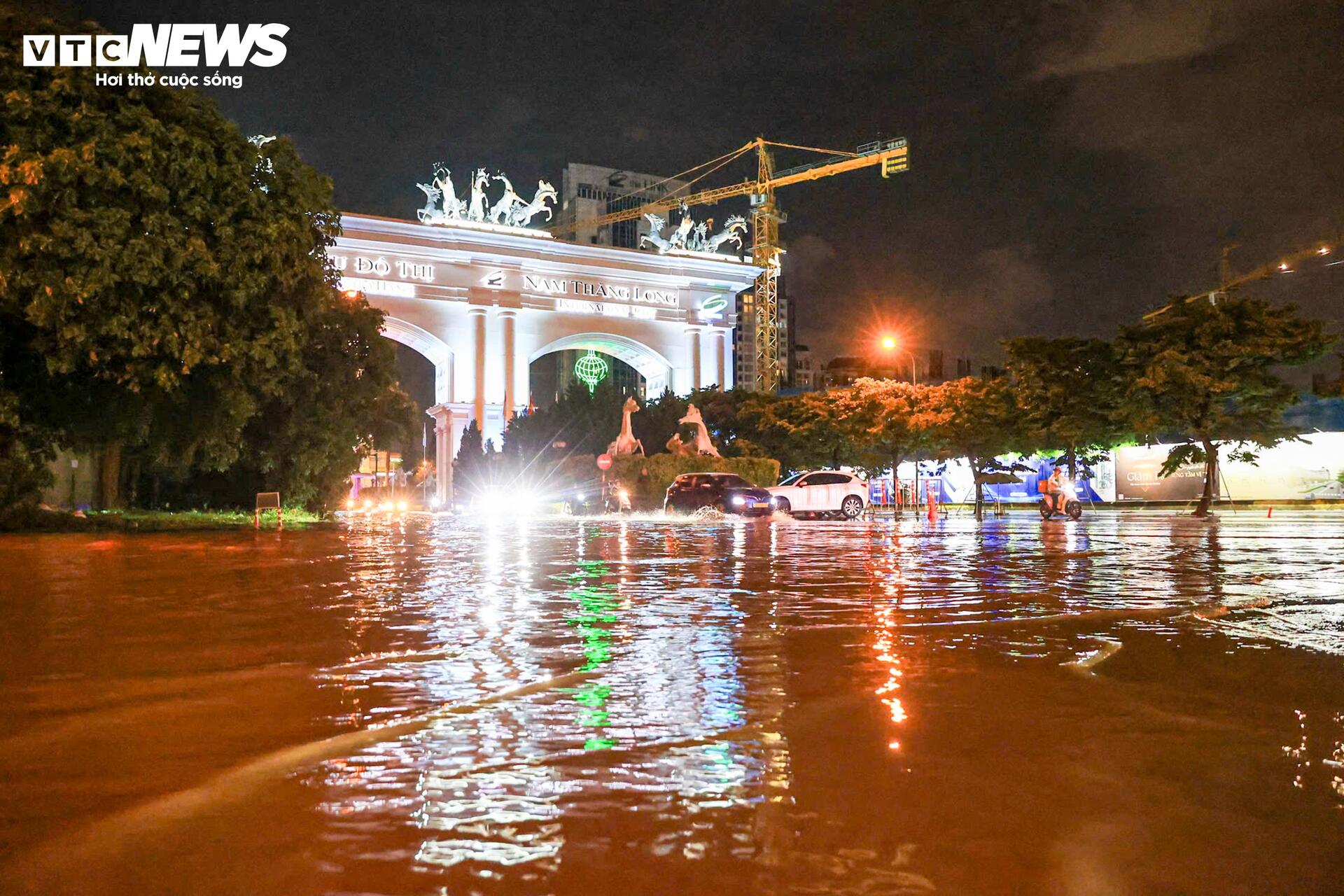 Tối muộn, dân Hà Nội vẫn vật vã dắt xe lội nước về nhà sau cơn mưa 'giải nhiệt' - 14