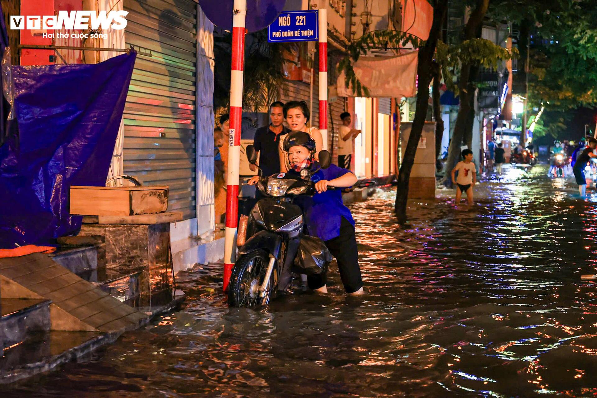 Tối muộn, dân Hà Nội vẫn vật vã dắt xe lội nước về nhà sau cơn mưa 'giải nhiệt' - 2
