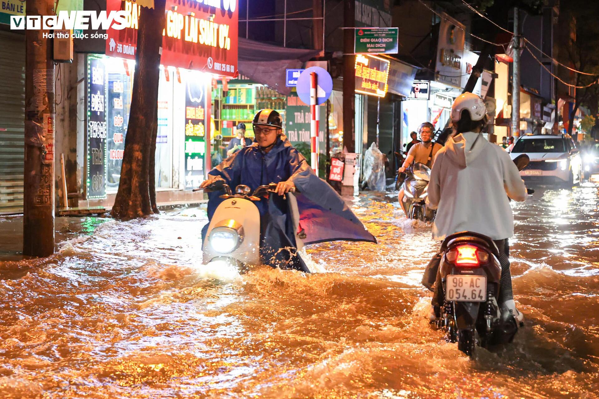 Tối muộn, dân Hà Nội vẫn vật vã dắt xe lội nước về nhà sau cơn mưa 'giải nhiệt' - 1