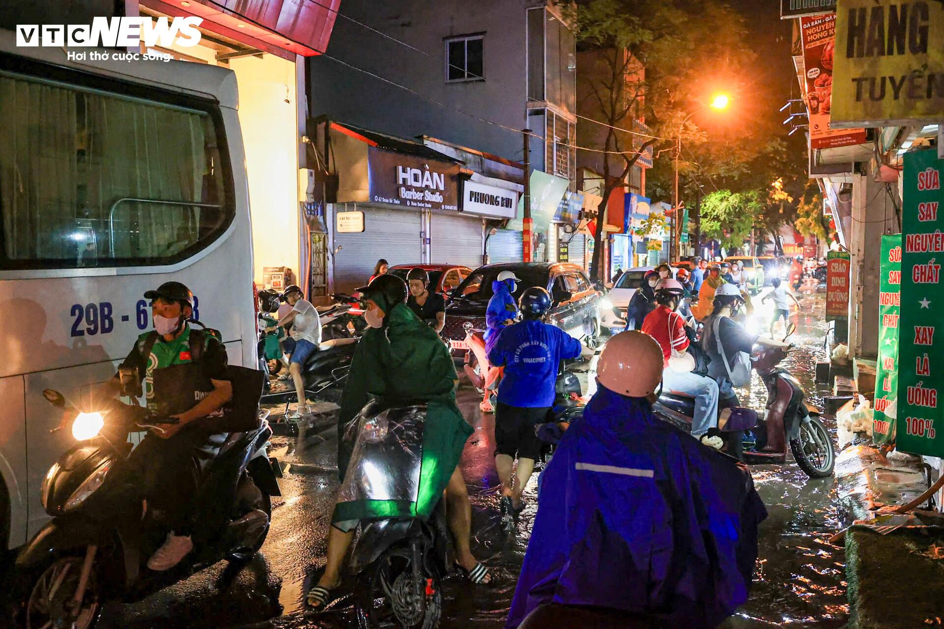 Tối muộn, dân Hà Nội vẫn vật vã dắt xe lội nước về nhà sau cơn mưa 'giải nhiệt' - 3