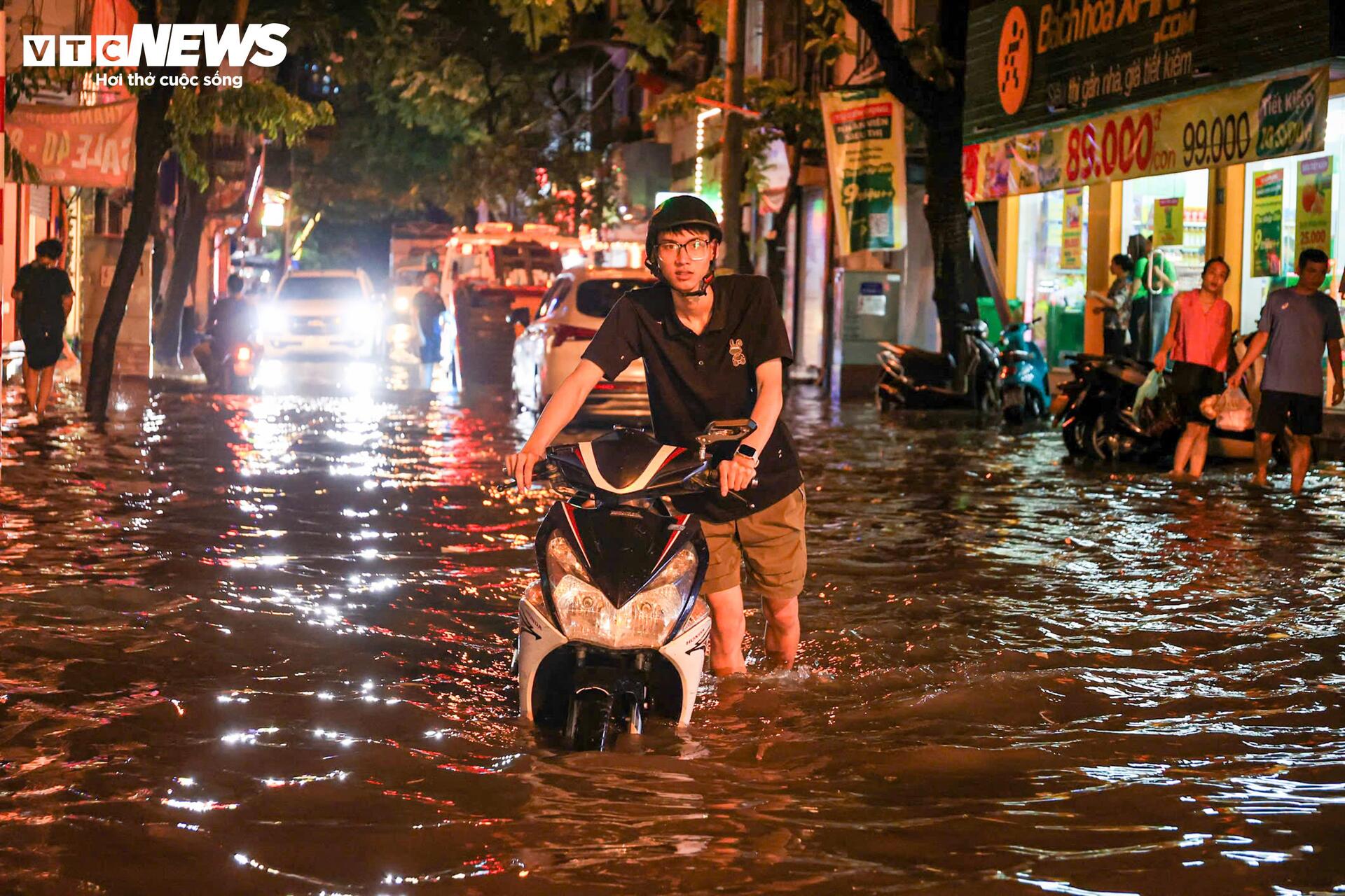 Tối muộn, dân Hà Nội vẫn vật vã dắt xe lội nước về nhà sau cơn mưa 'giải nhiệt' - 4