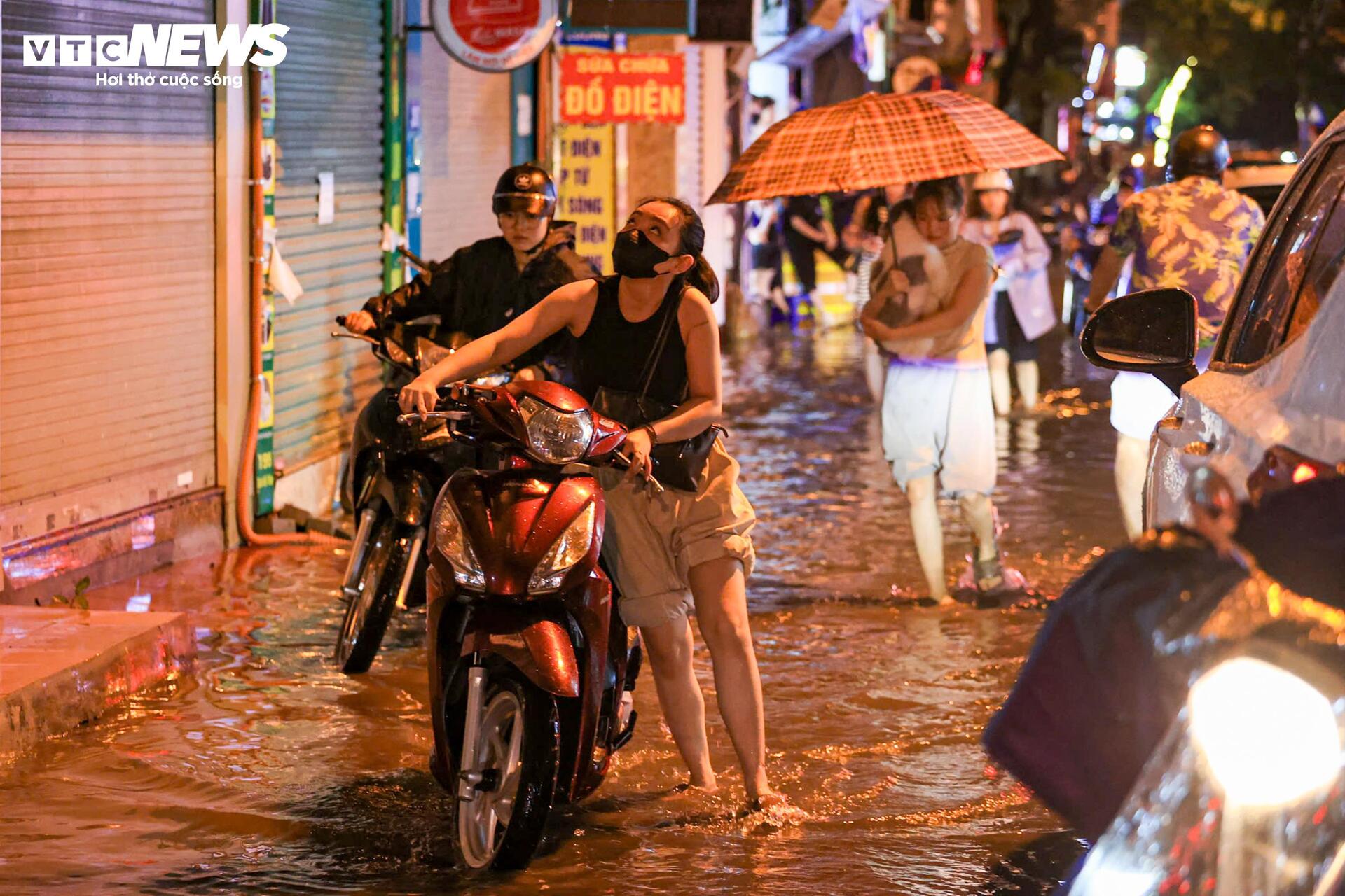 Tối muộn, dân Hà Nội vẫn vật vã dắt xe lội nước về nhà sau cơn mưa 'giải nhiệt' - 7