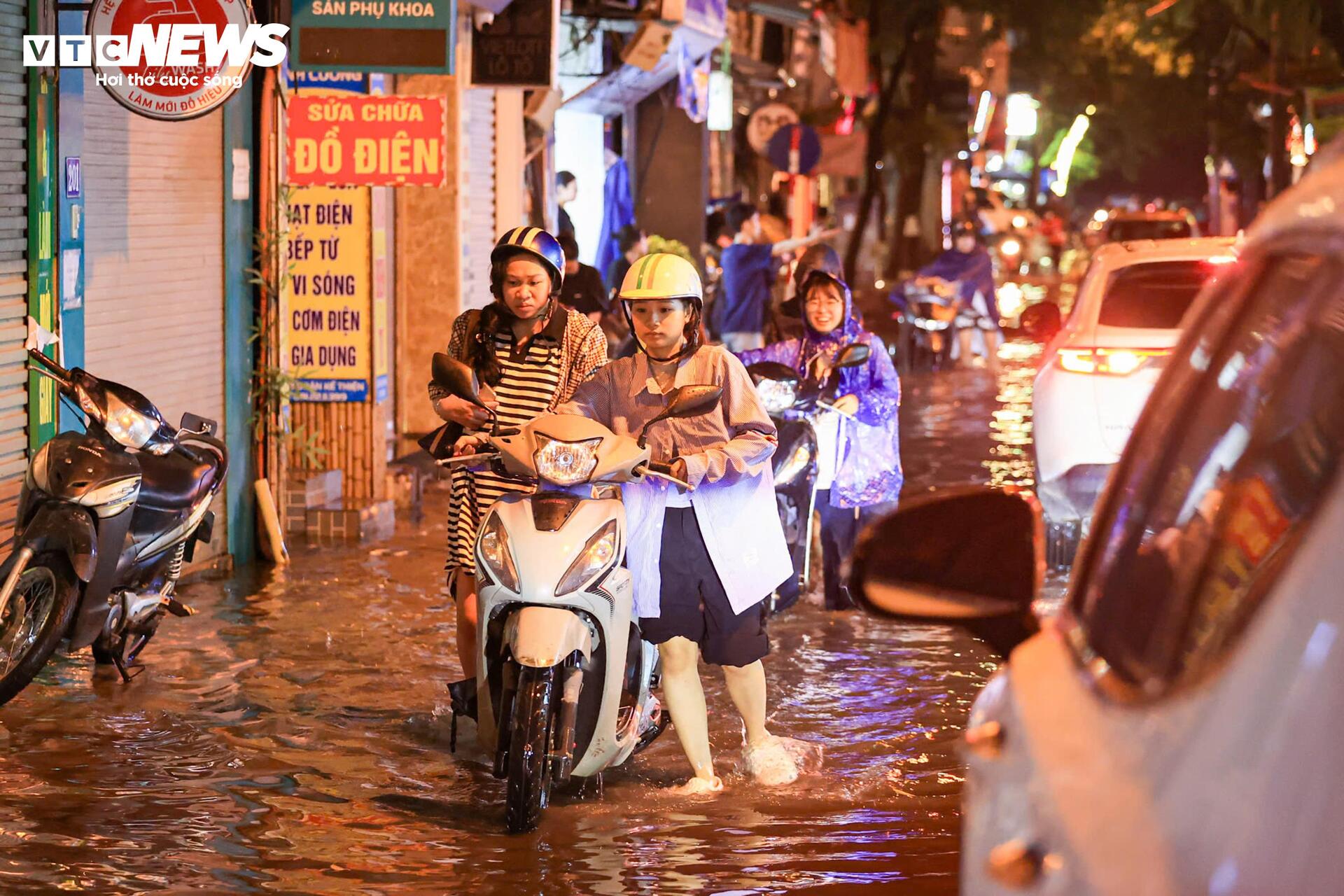 Tối muộn, dân Hà Nội vẫn vật vã dắt xe lội nước về nhà sau cơn mưa 'giải nhiệt' - 8