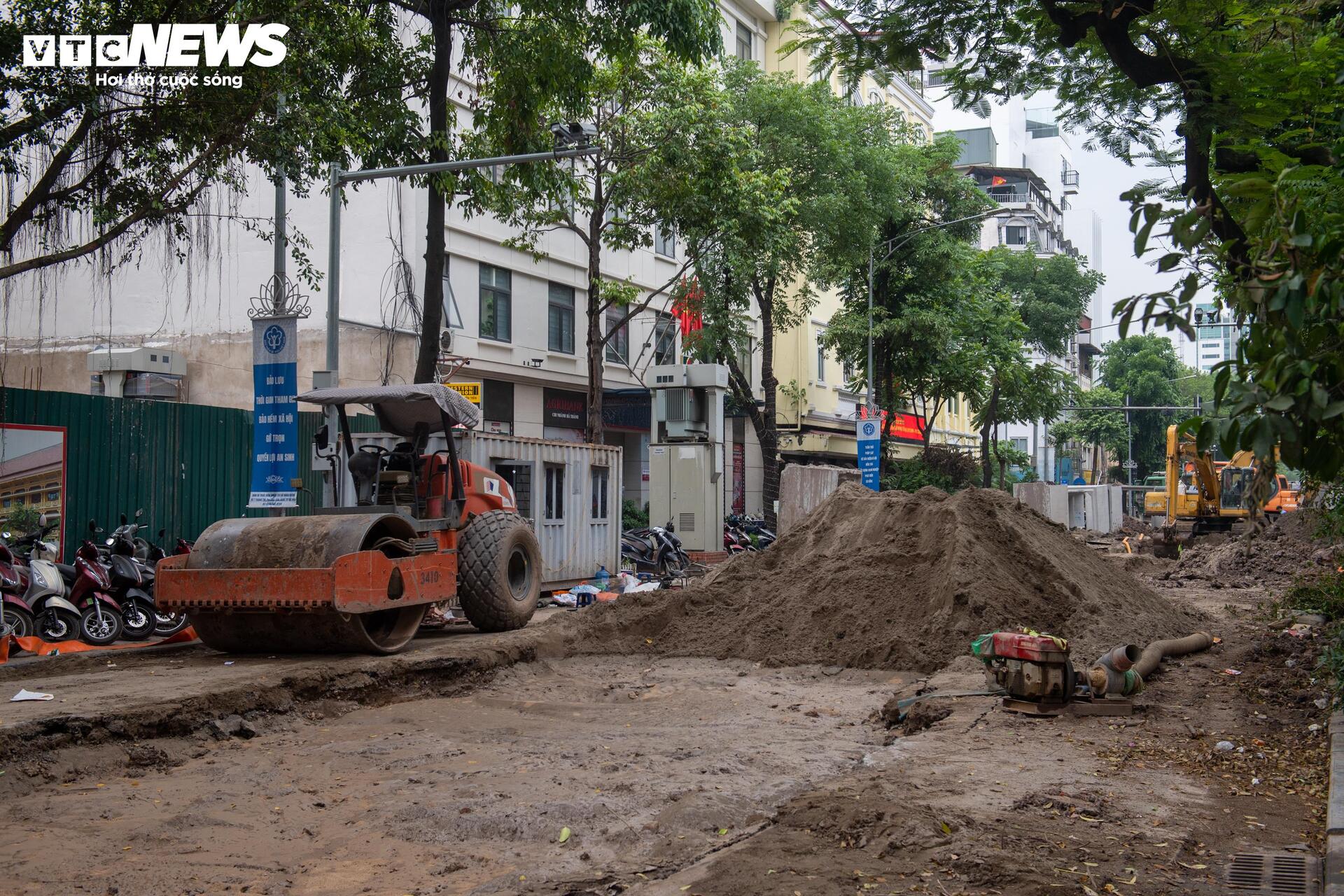 Loạt nút giao phố trung tâm Hà Nội rào chắn phục vụ dự án chống ngập - 12