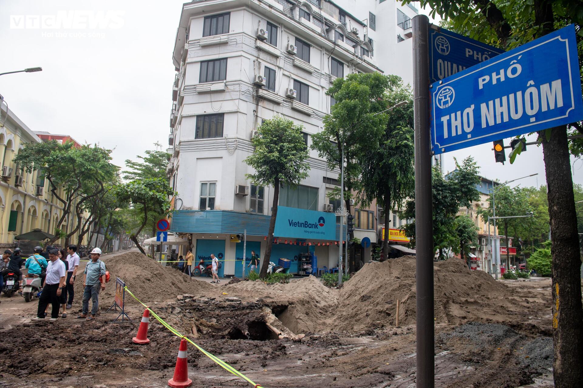 Loạt nút giao phố trung tâm Hà Nội rào chắn phục vụ dự án chống ngập - 13