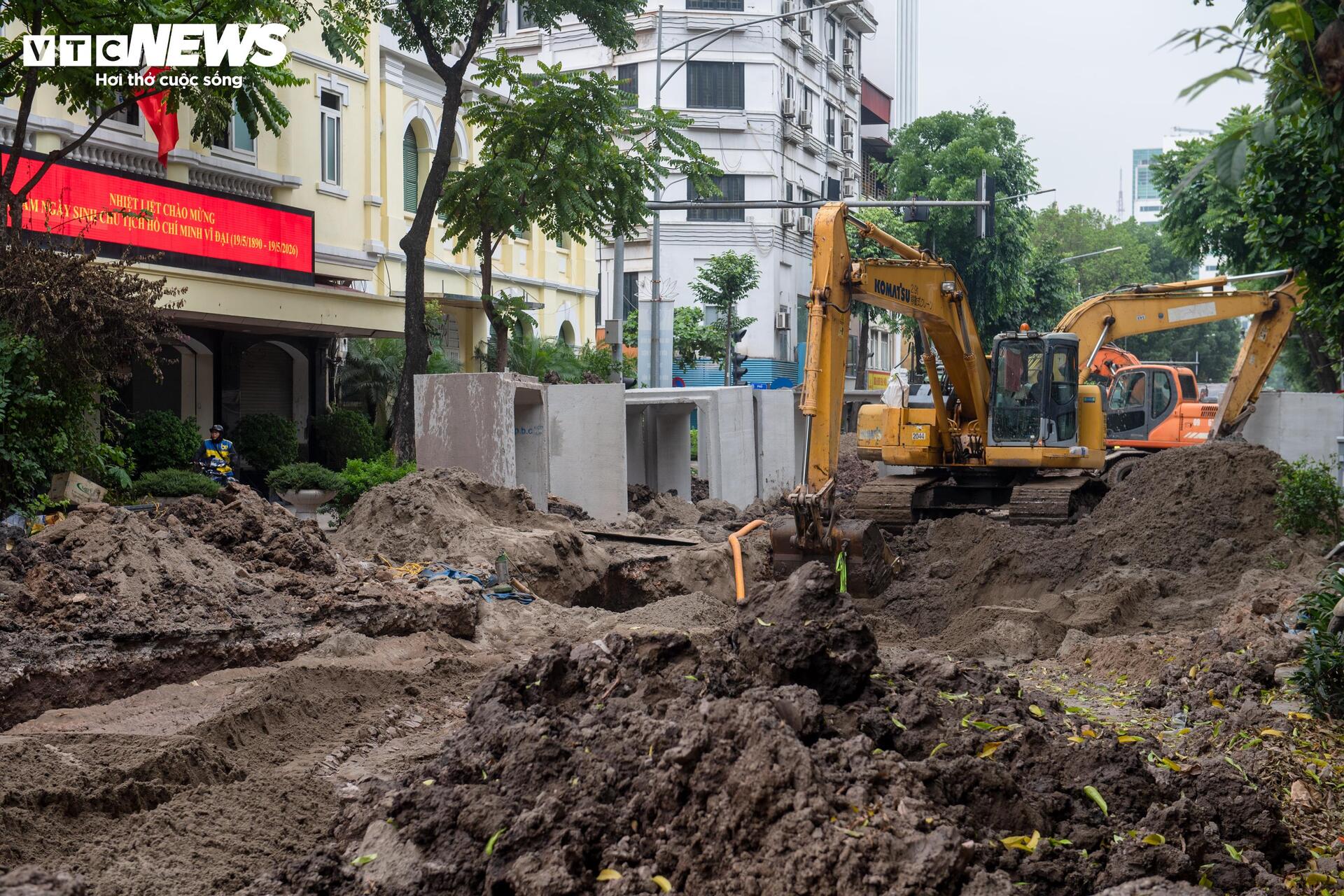 Loạt nút giao phố trung tâm Hà Nội rào chắn phục vụ dự án chống ngập - 1