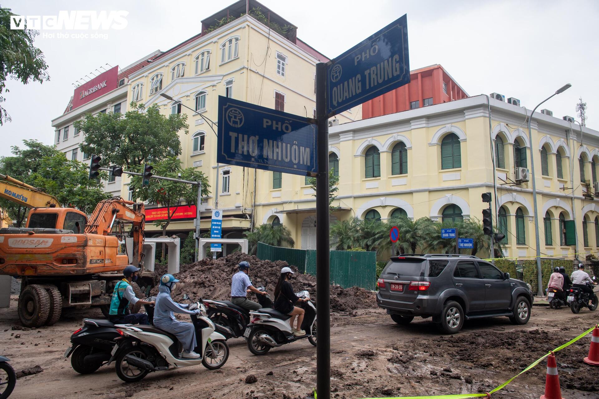 Loạt nút giao phố trung tâm Hà Nội rào chắn phục vụ dự án chống ngập - 16