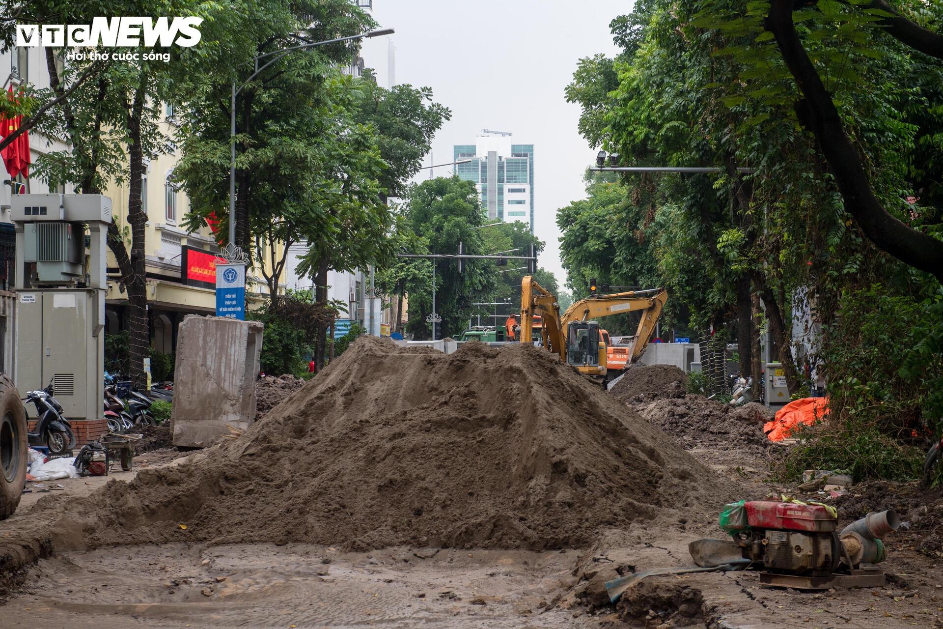 Loạt nút giao phố trung tâm Hà Nội rào chắn phục vụ dự án chống ngập - 2