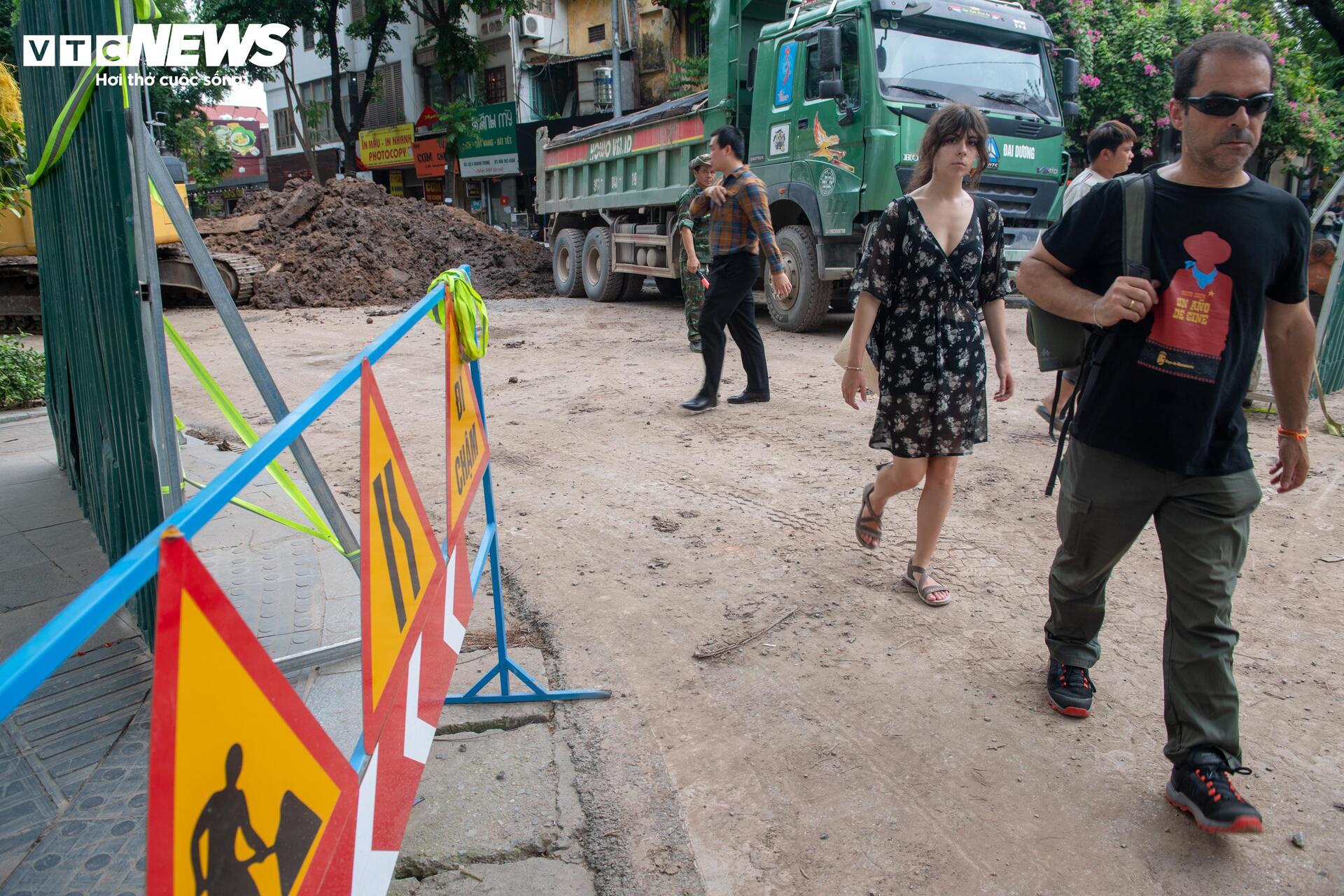 Loạt nút giao phố trung tâm Hà Nội rào chắn phục vụ dự án chống ngập - 7