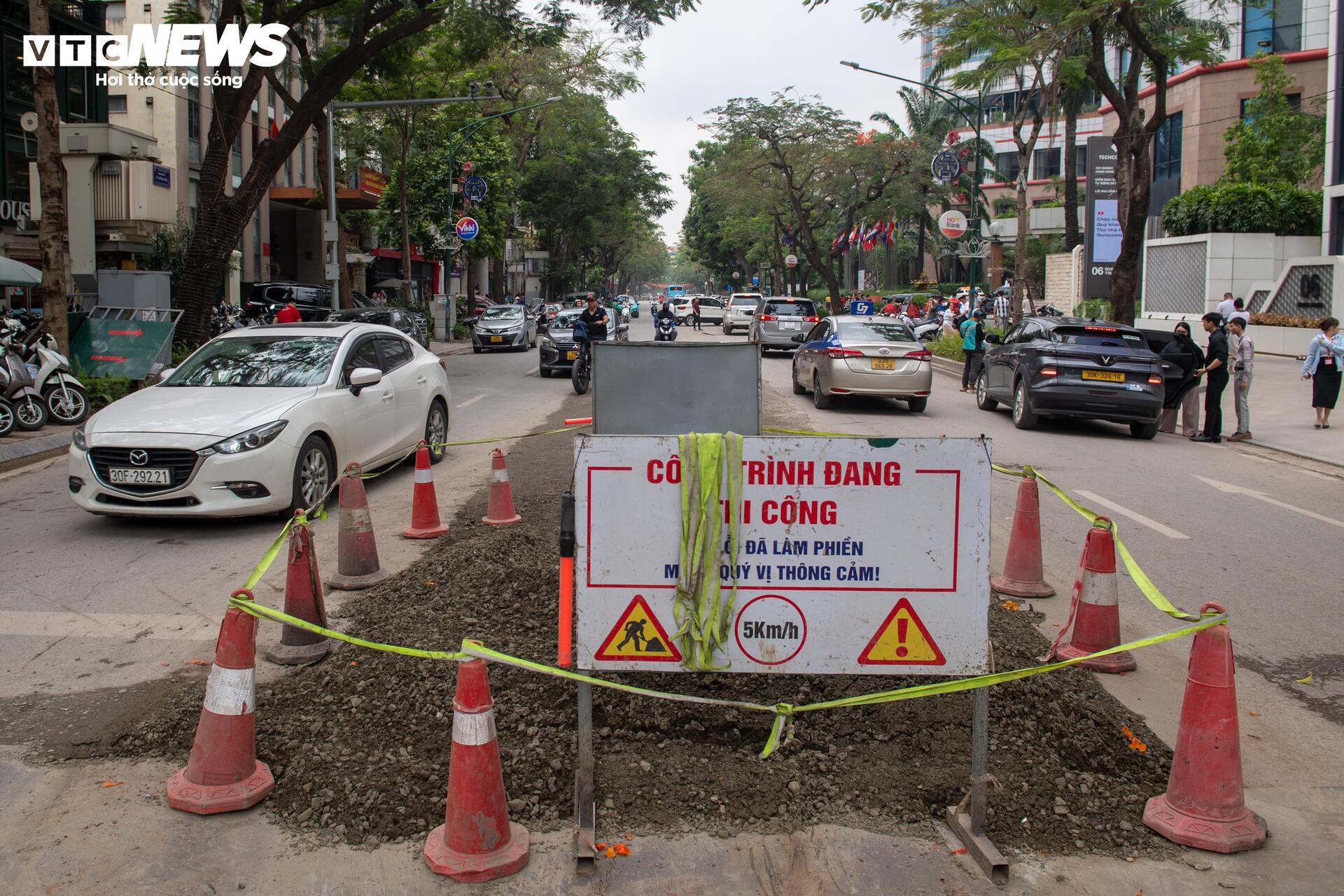 Loạt nút giao phố trung tâm Hà Nội rào chắn phục vụ dự án chống ngập - 9