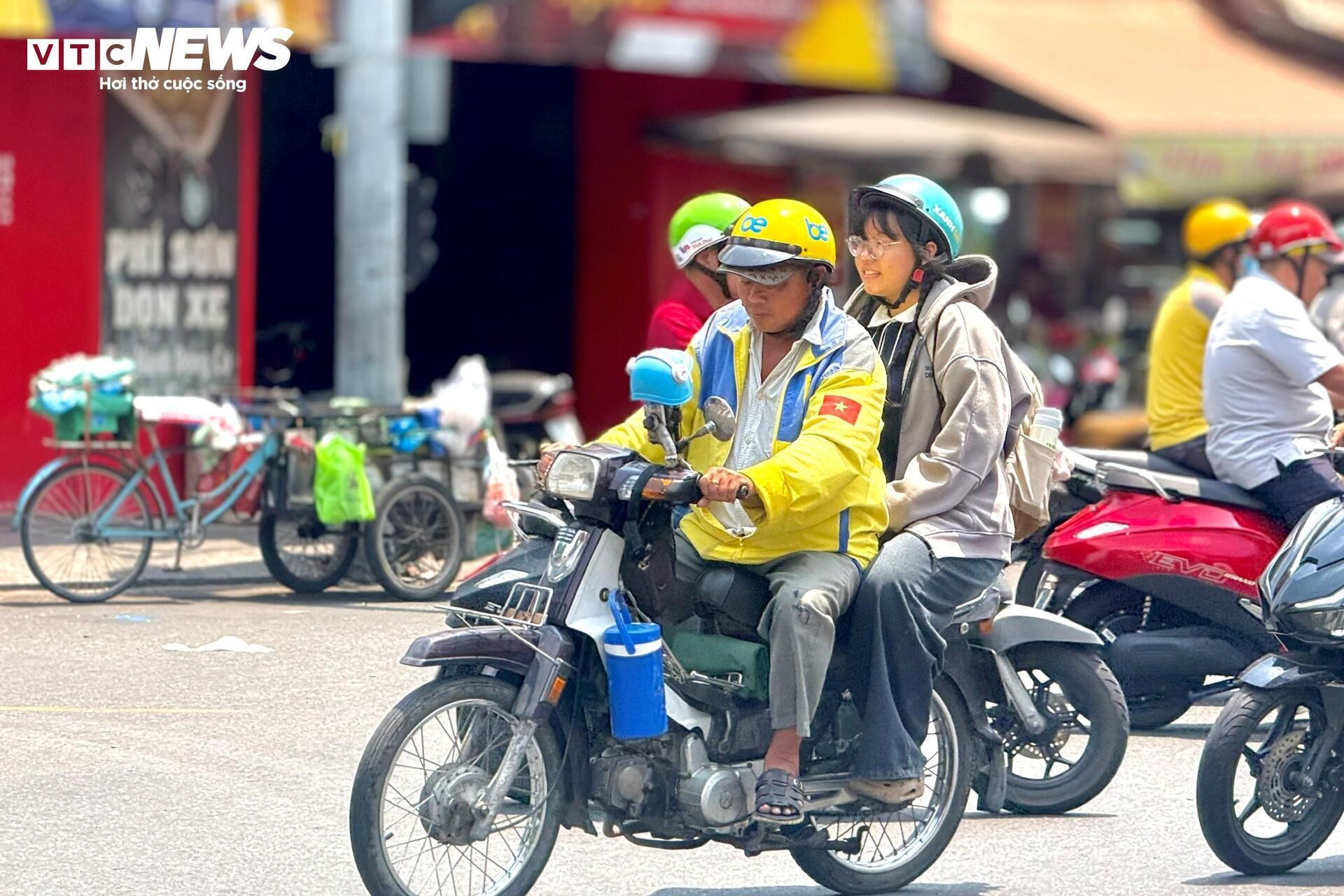 Shipper, xe ôm công nghệ ở TP.HCM dự kiến phải dùng xe điện từ 2028 - 2