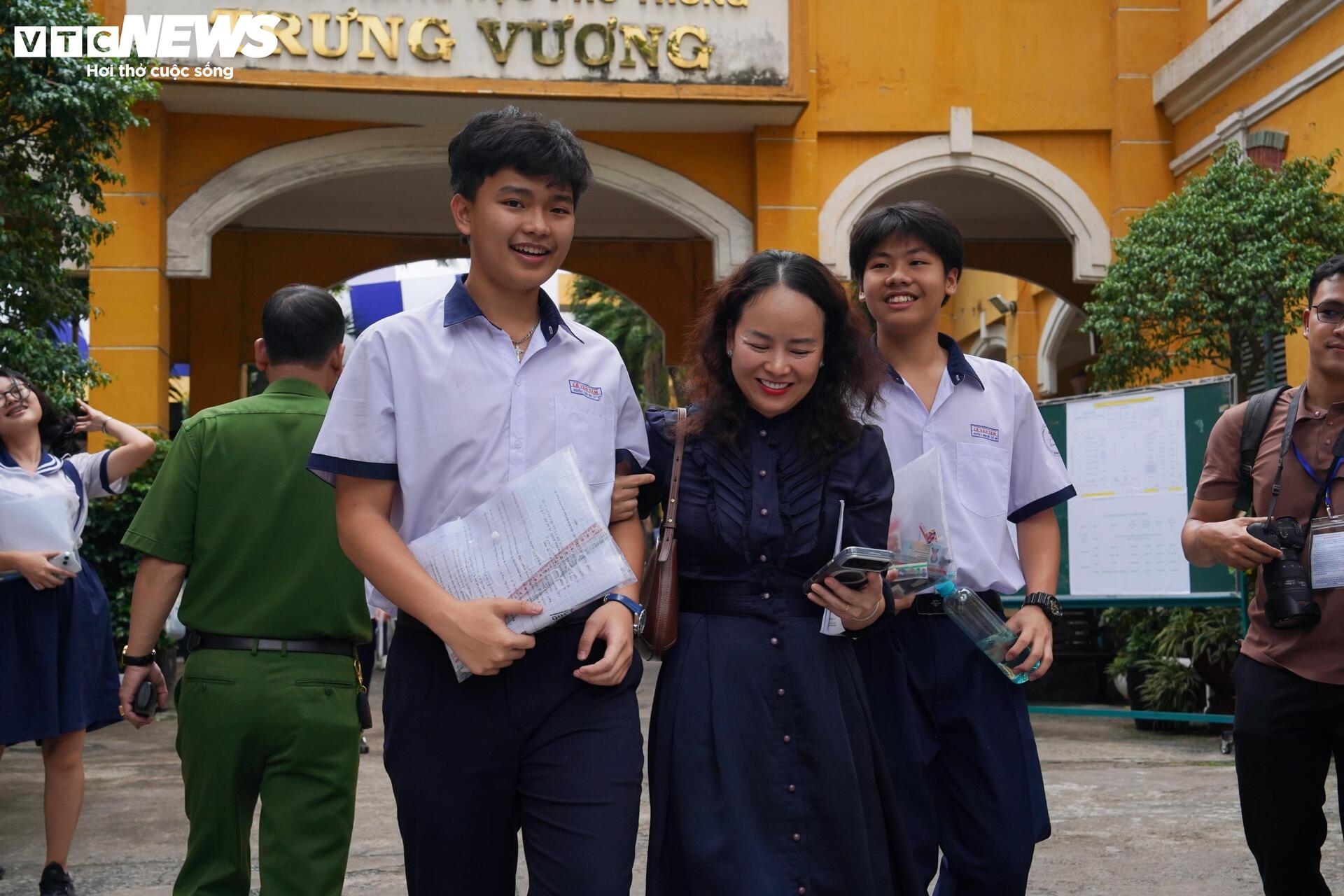 Thí sinh TP.HCM trải qua nhiều cung bậc cảm xúc sau bài thi Toán lớp 10 - 7