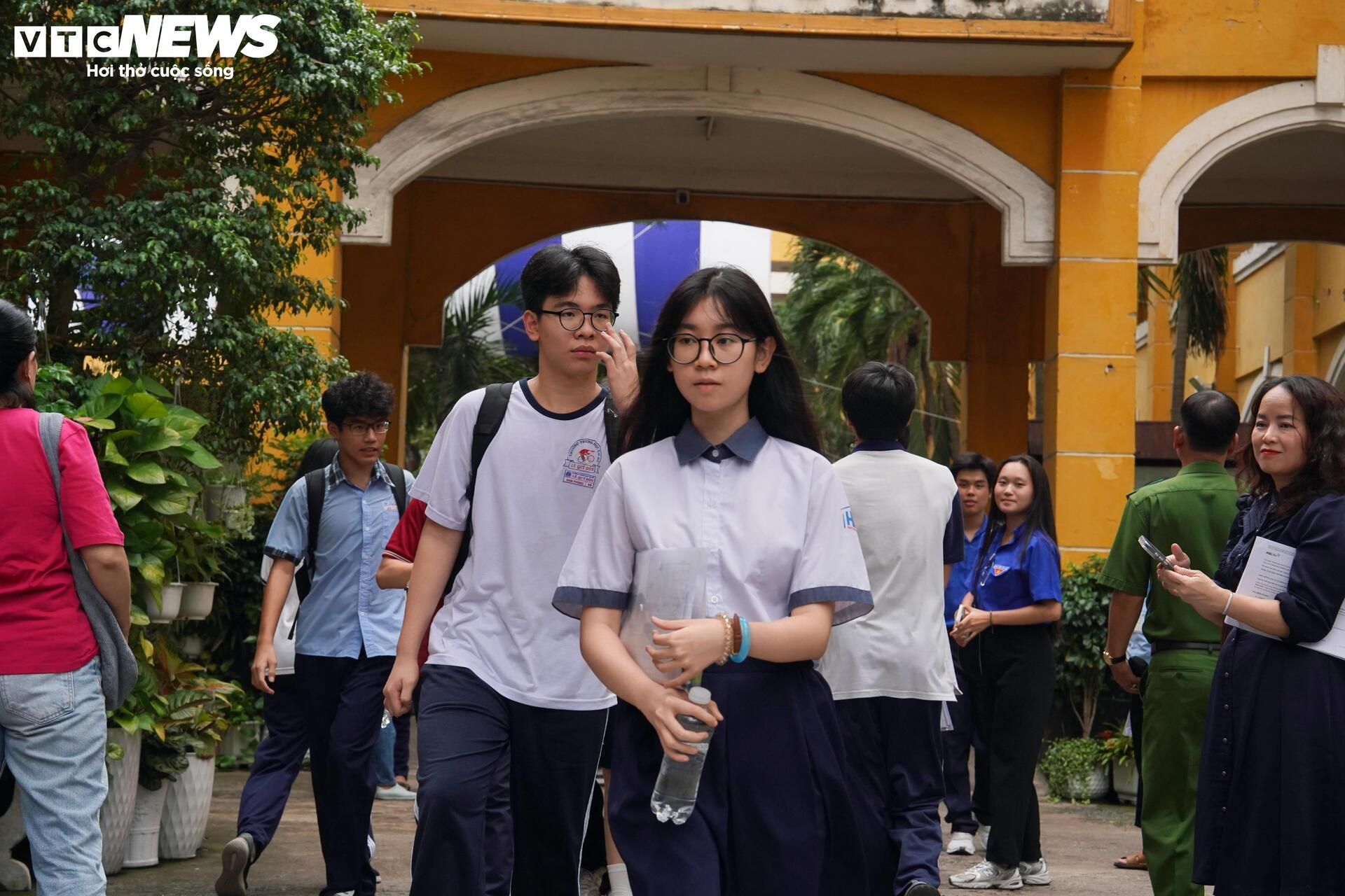 Thí sinh TP.HCM trải qua nhiều cung bậc cảm xúc sau bài thi Toán lớp 10 - 13