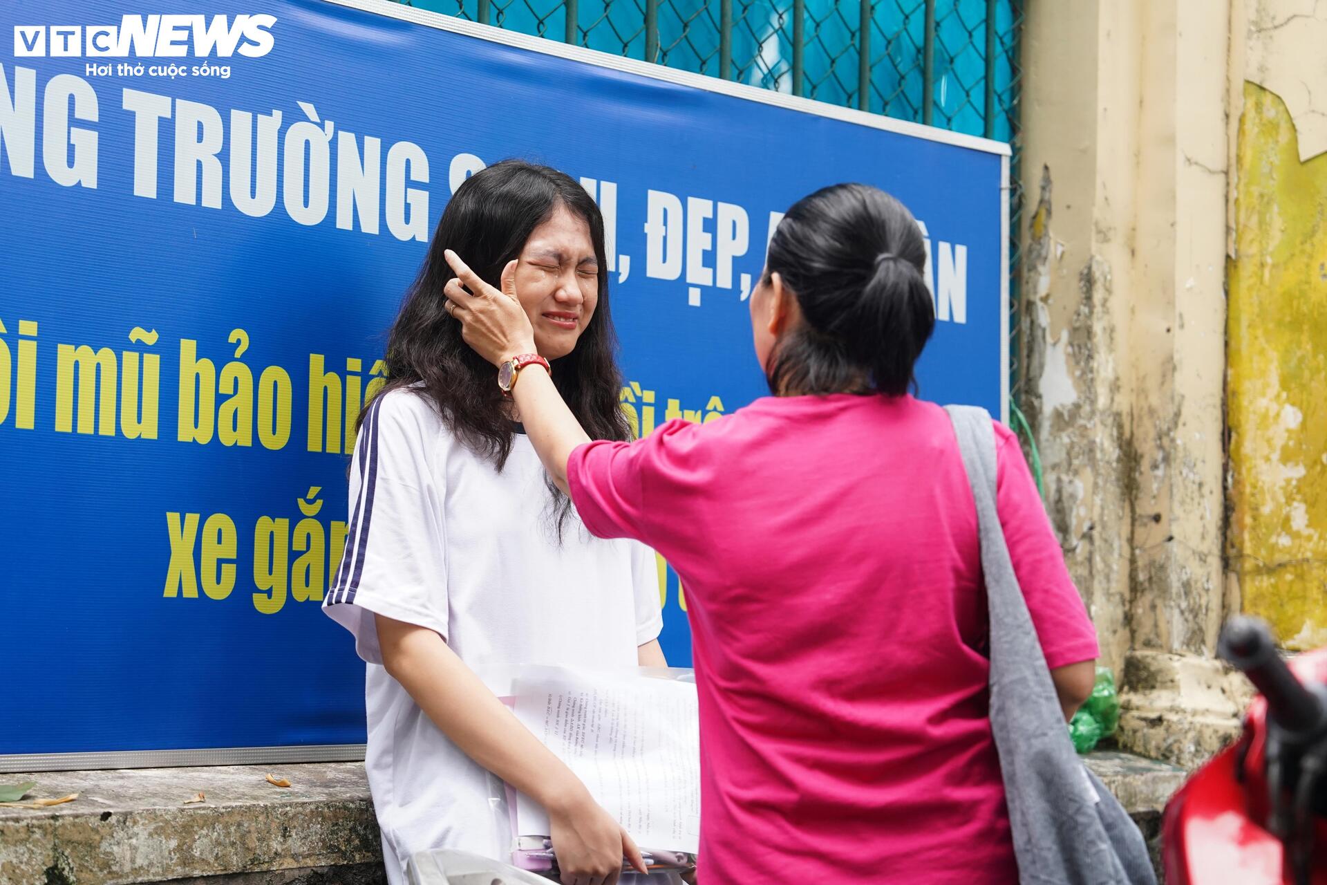 Thí sinh TP.HCM trải qua nhiều cung bậc cảm xúc sau bài thi Toán lớp 10 - 11
