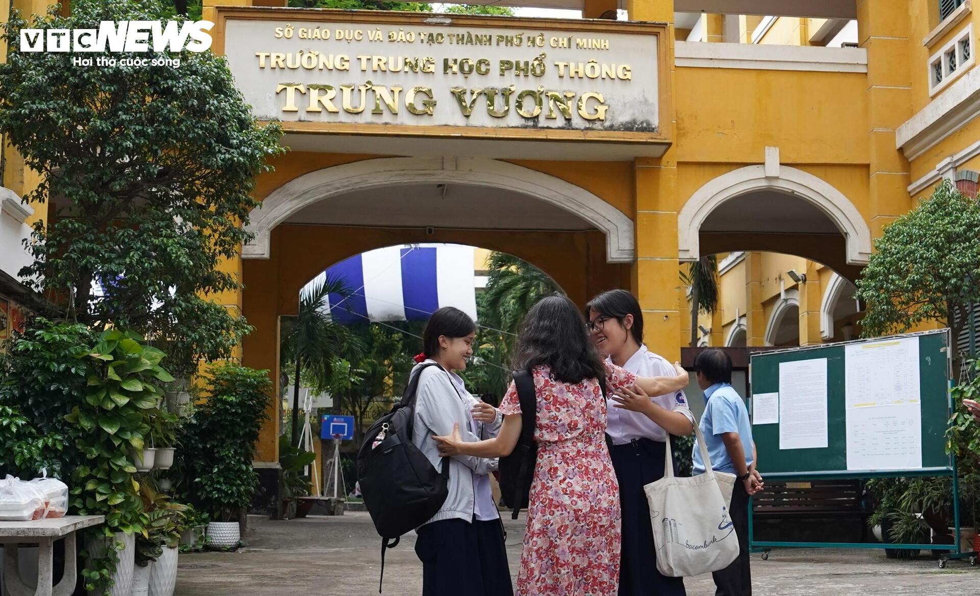 Thí sinh TP.HCM trải qua nhiều cung bậc cảm xúc sau bài thi Toán lớp 10 - 9