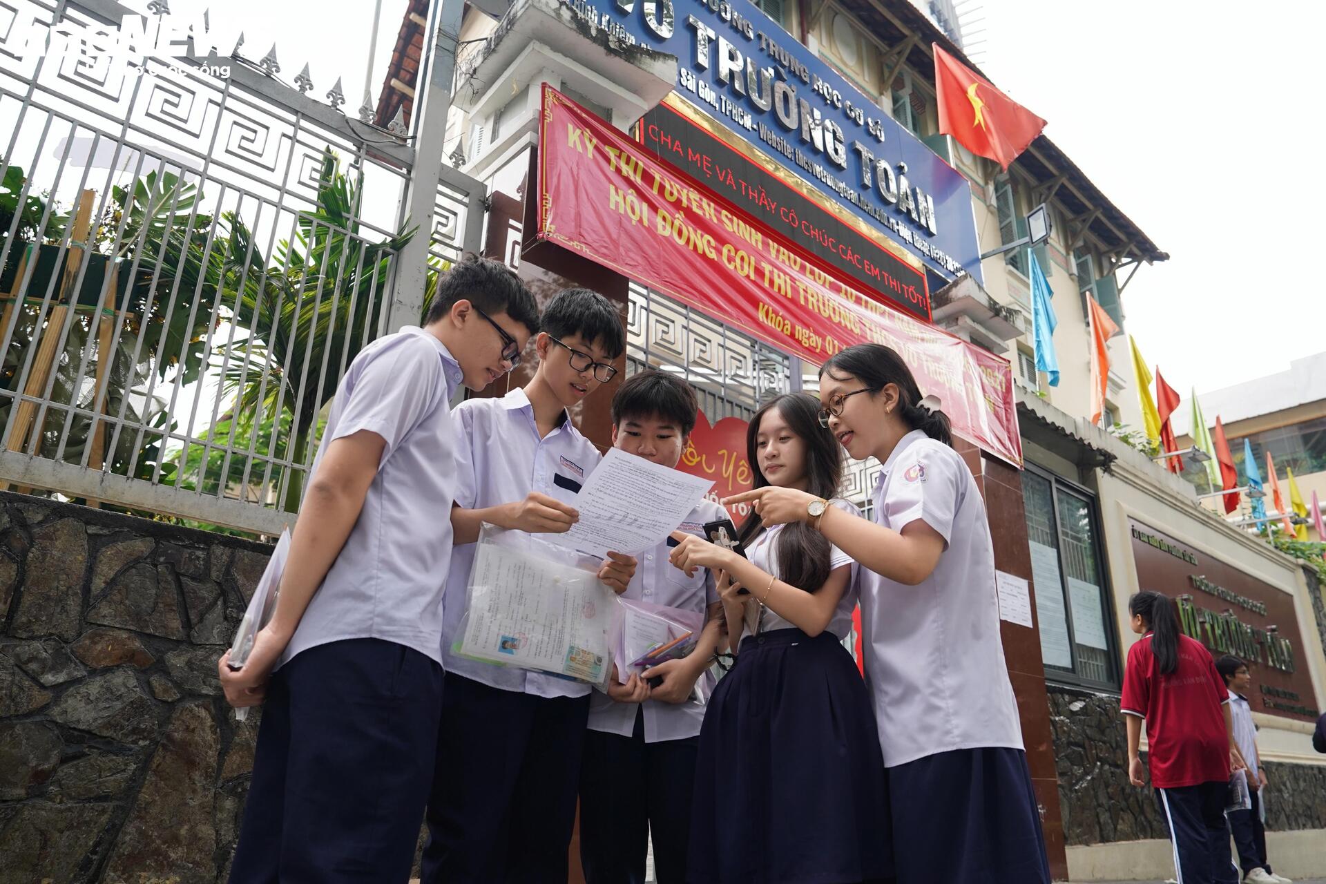 Thí sinh TP.HCM trải qua nhiều cung bậc cảm xúc sau bài thi Toán lớp 10 - 10