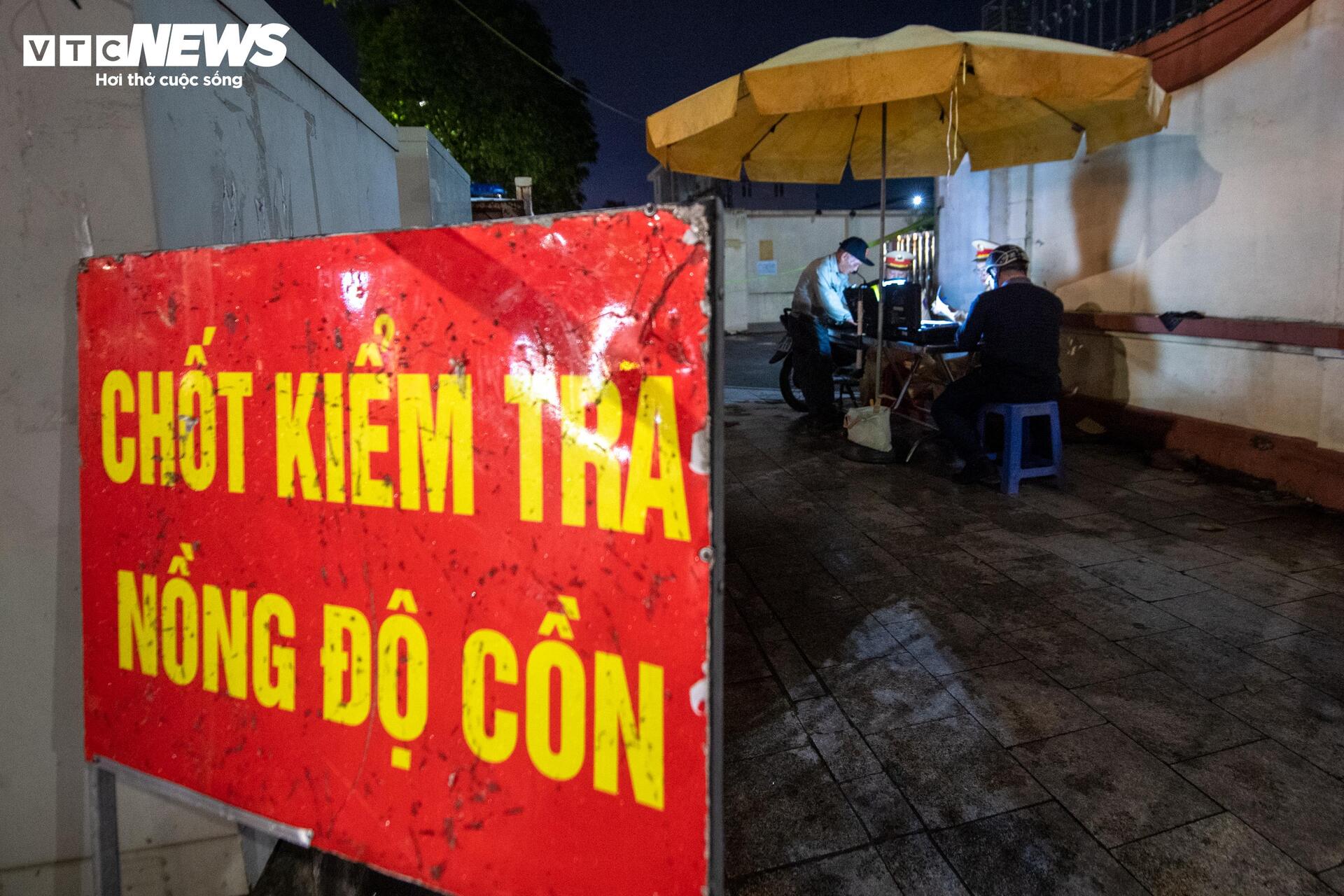 Nhâm nhi trâu gác bếp cùng 2 cốc bia, người đàn ông bị phạt 7 triệu - 1