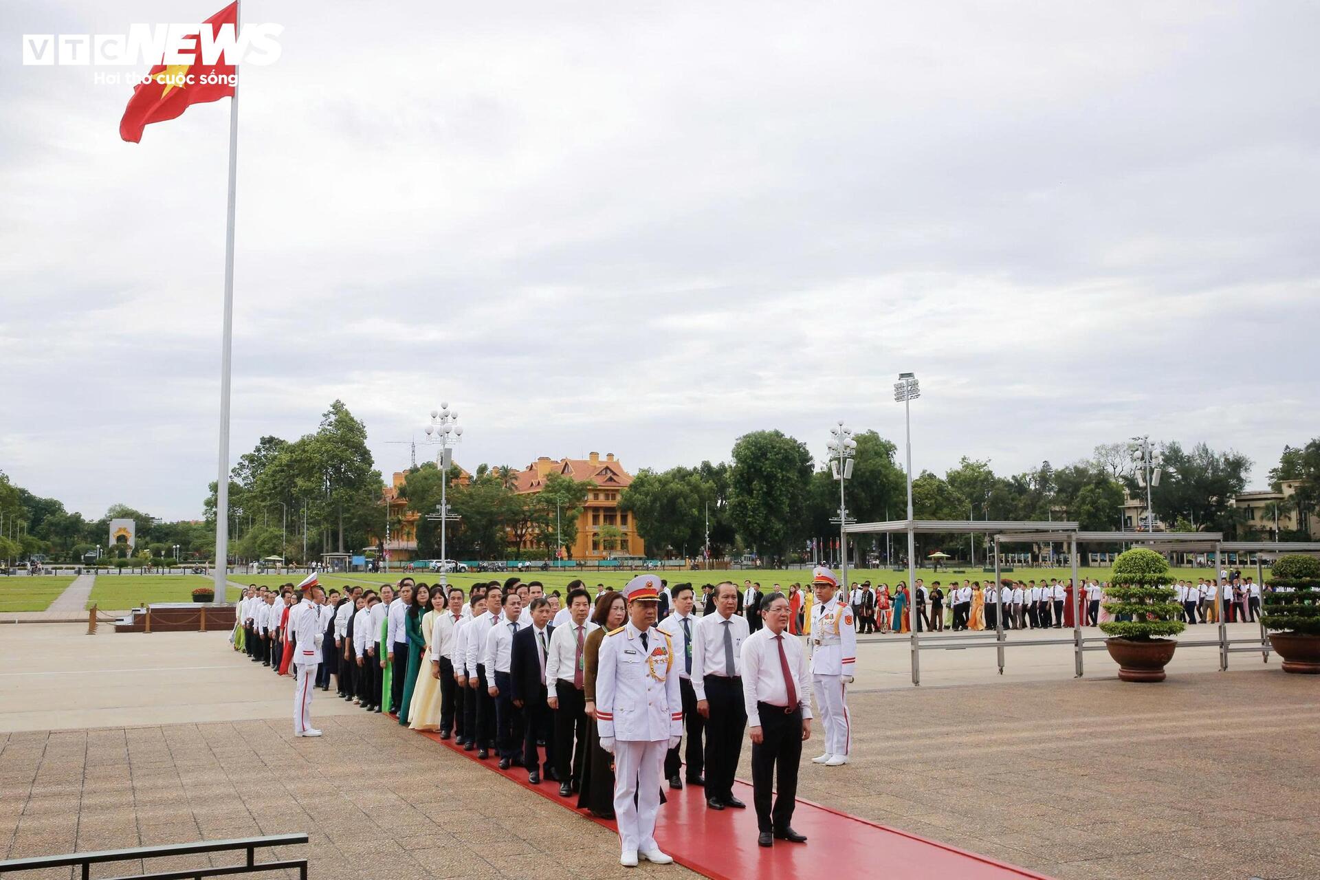 Đại biểu dự Đại hội Hội Nông dân Việt Nam lần thứ IX vào Lăng viếng Chủ tịch Hồ Chí Minh - 1