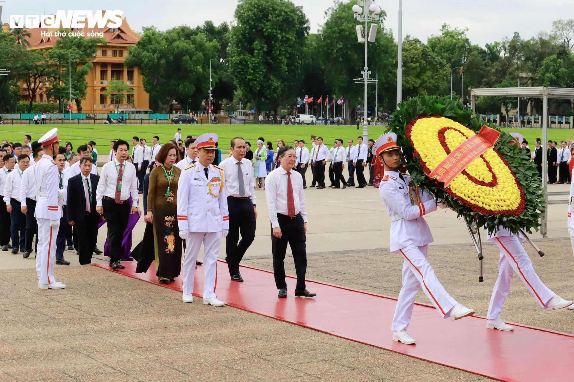 Đại biểu dự Đại hội Hội Nông dân Việt Nam lần thứ IX vào Lăng viếng Chủ tịch Hồ Chí Minh - 2