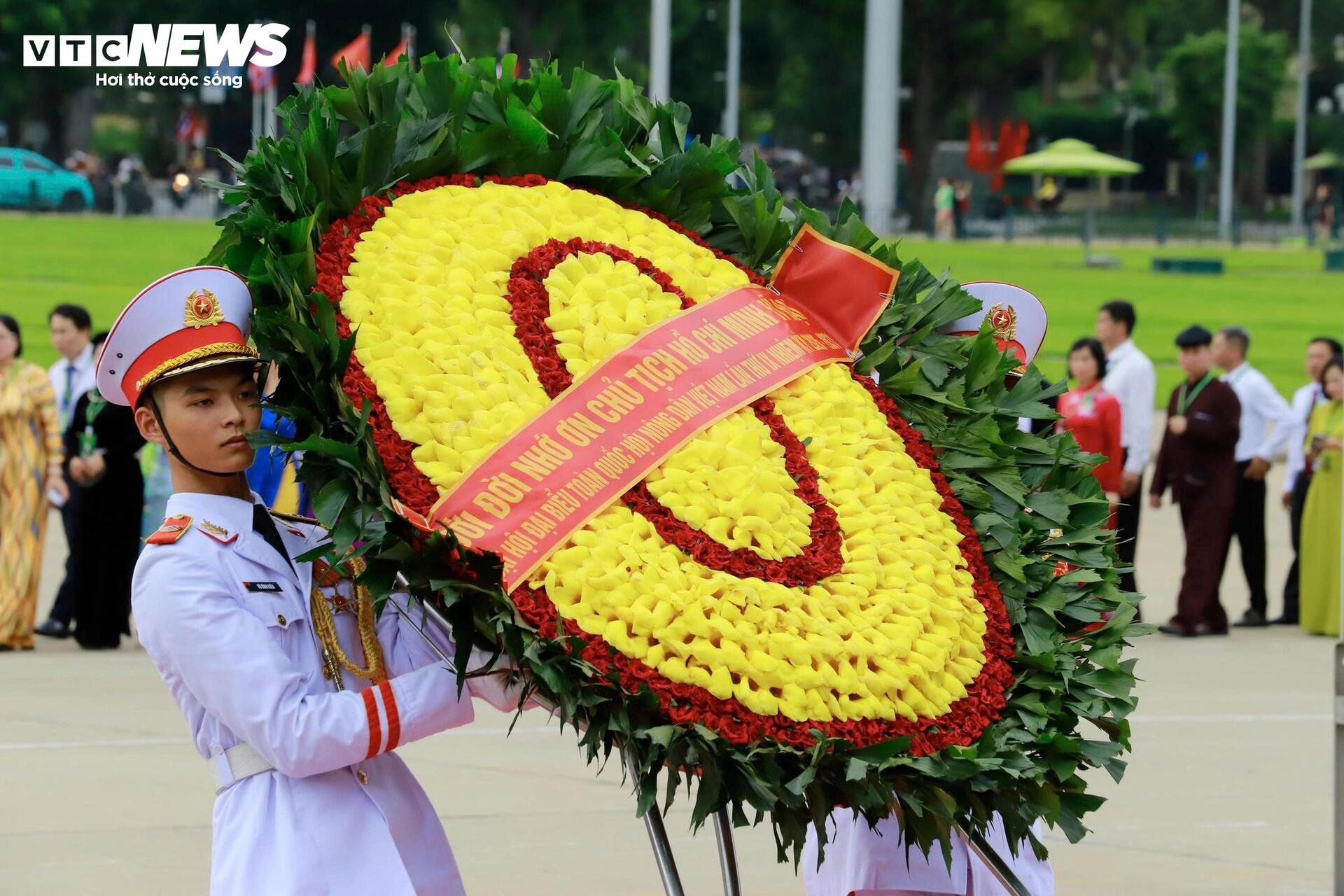 Đại biểu dự Đại hội Hội Nông dân Việt Nam lần thứ IX vào Lăng viếng Chủ tịch Hồ Chí Minh - 3